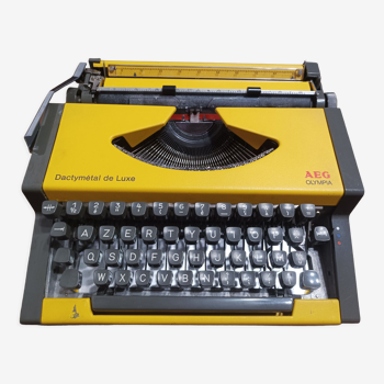 Machine à écrire vintage 1970s aeg olympia traveller de luxe jaune