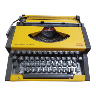 Machine à écrire vintage 1970s aeg olympia traveller de luxe jaune