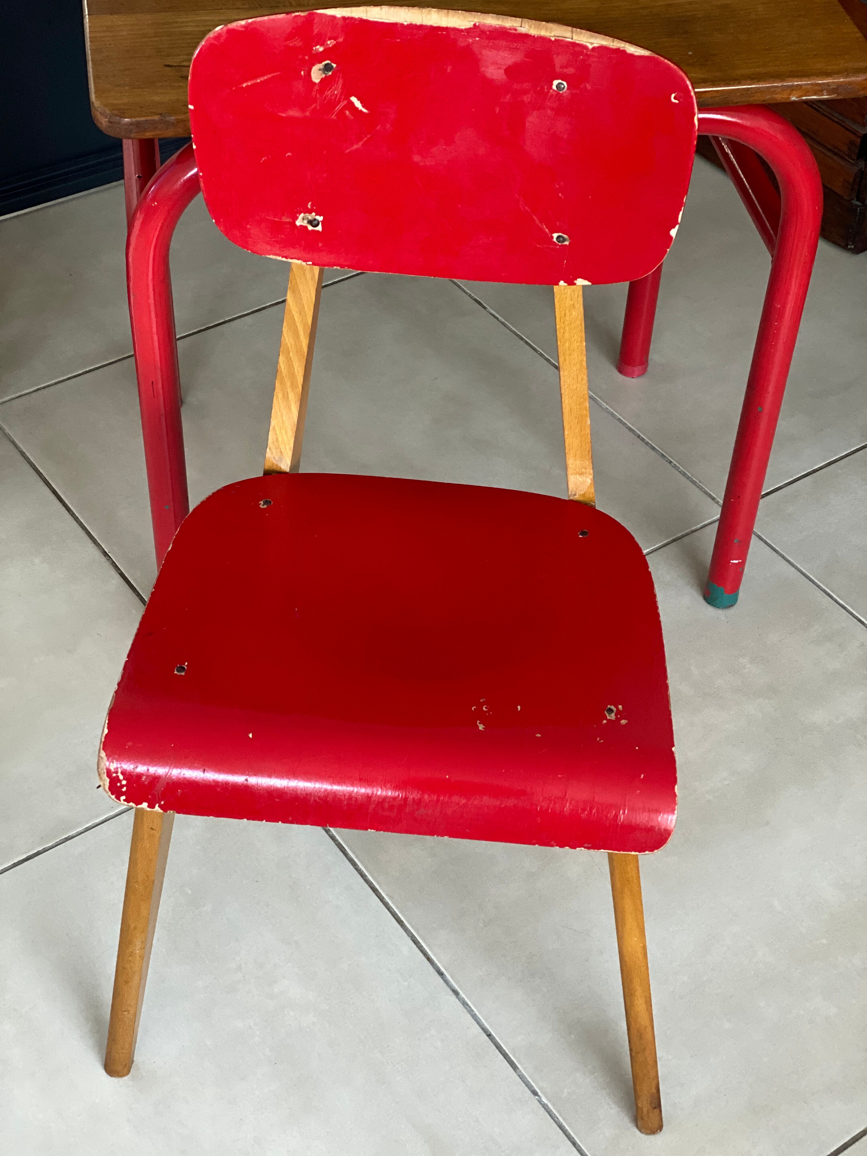 Ensemble bureau et chaise d’écolier