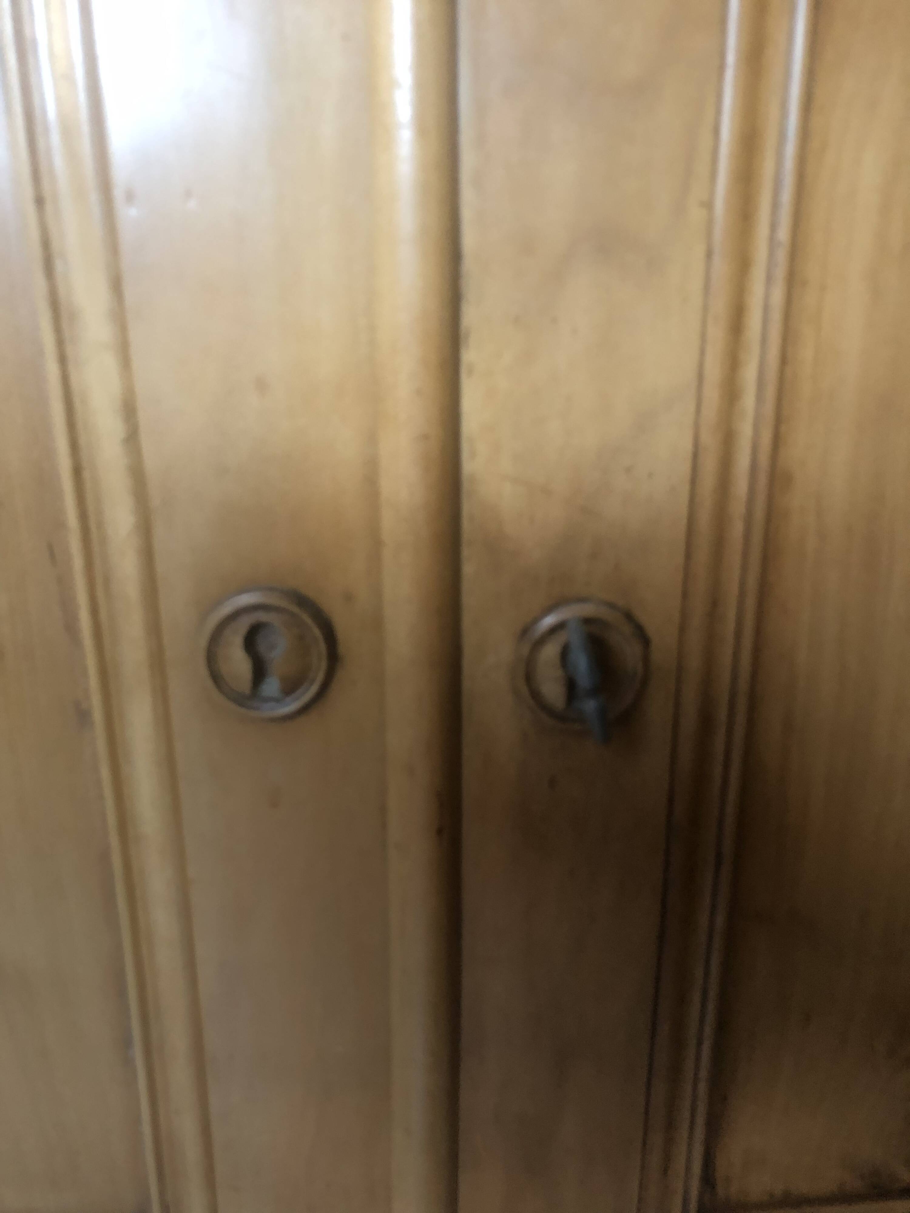 Buffet ancien en noyer blond