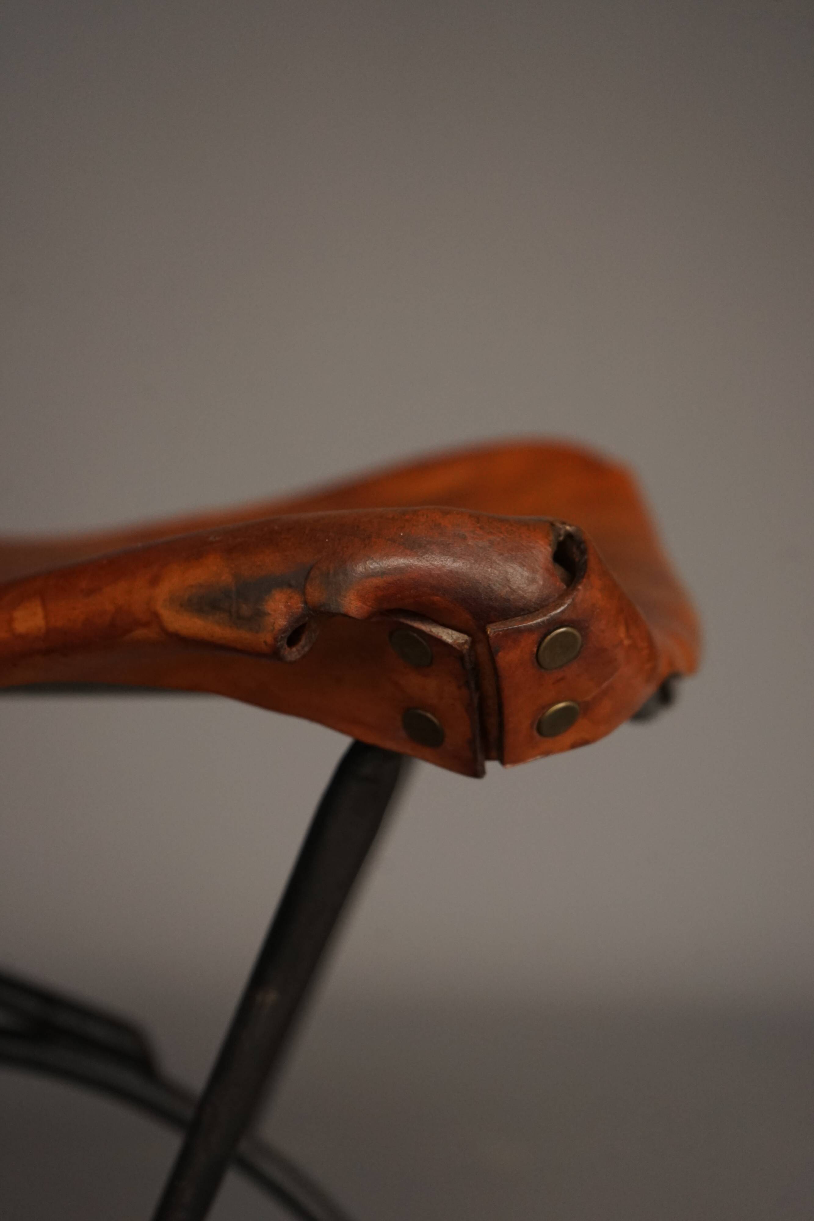 Chaise d'appoint en fer et cuir par Sido et François Thévenin, années 1980