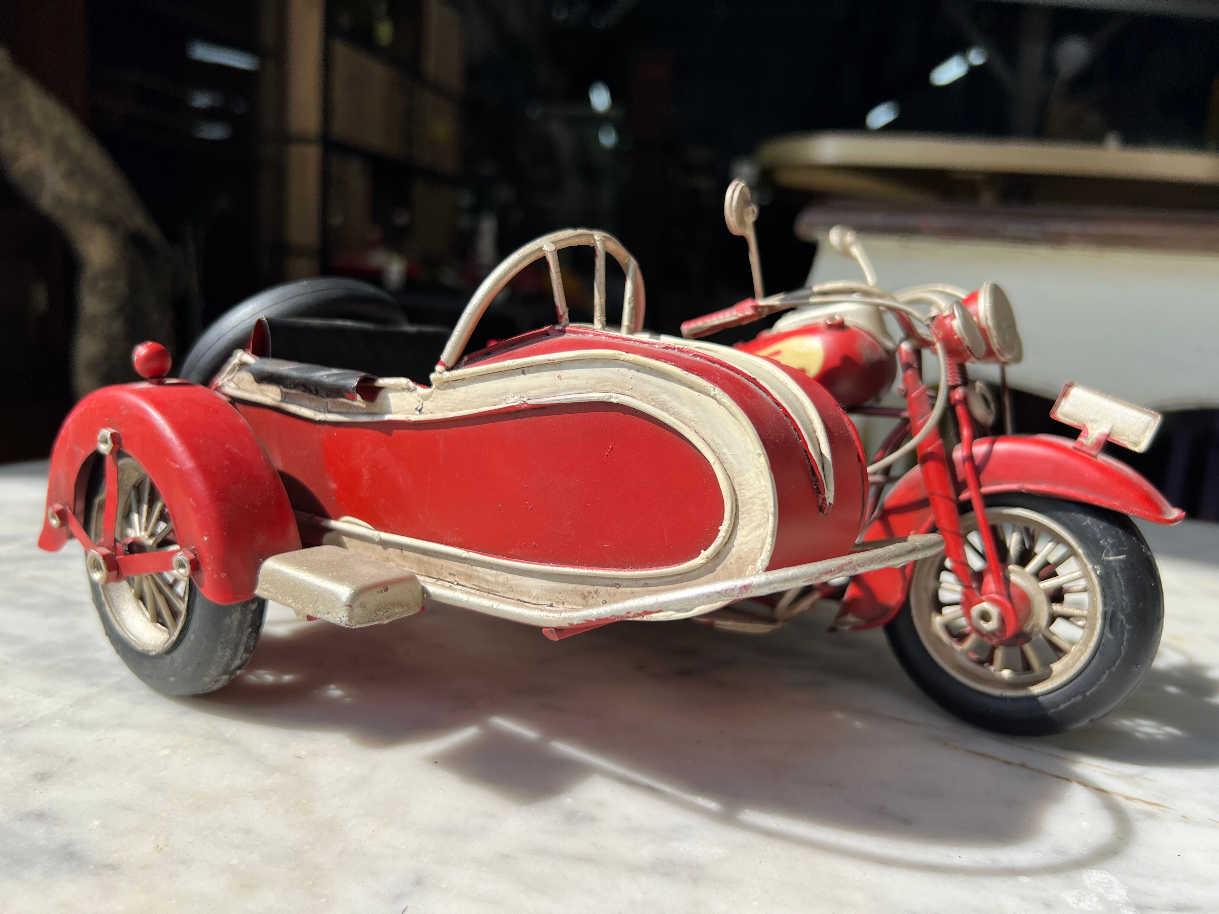 Moto side-car vintage en métal