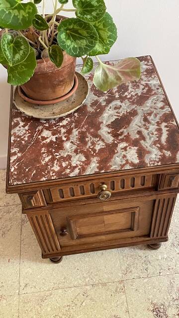 Table de chevet ancienne en bois et marbre