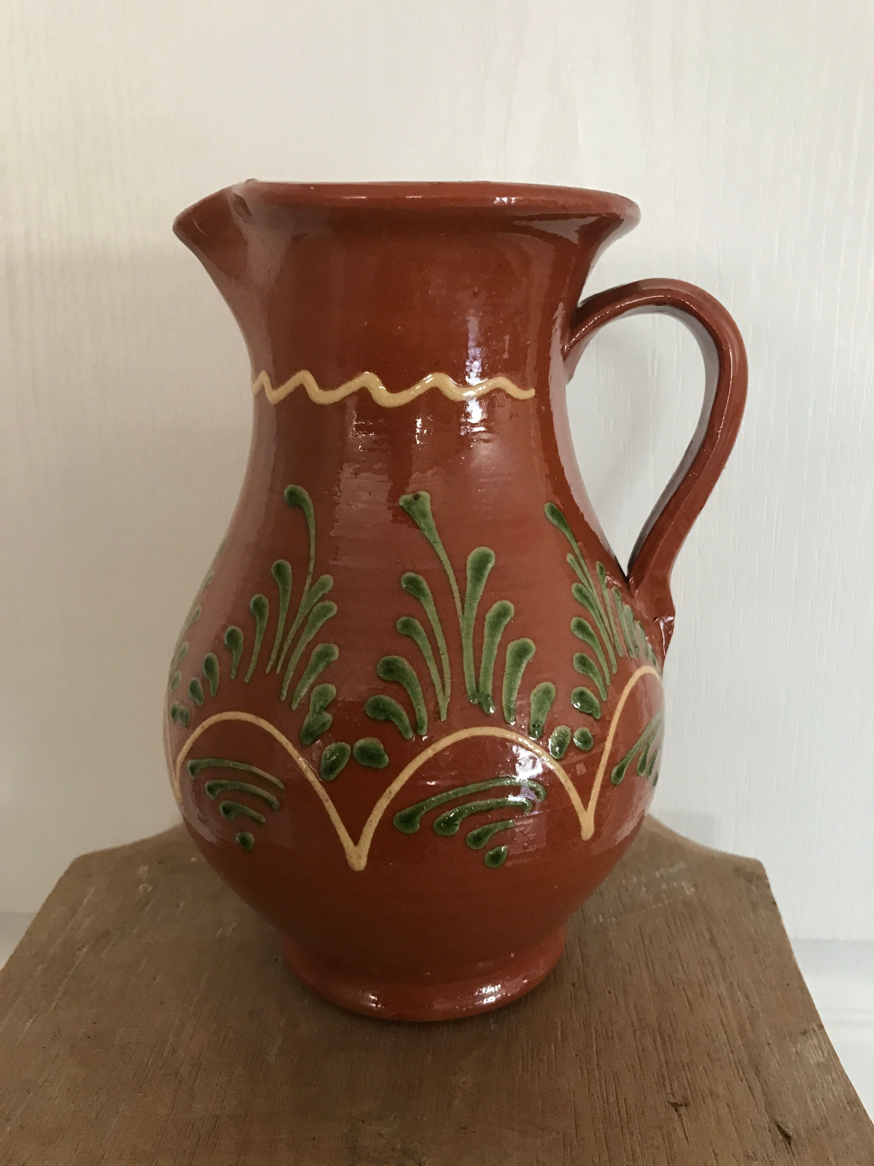 Vintage pitcher in glazed terracotta and polychrome décor