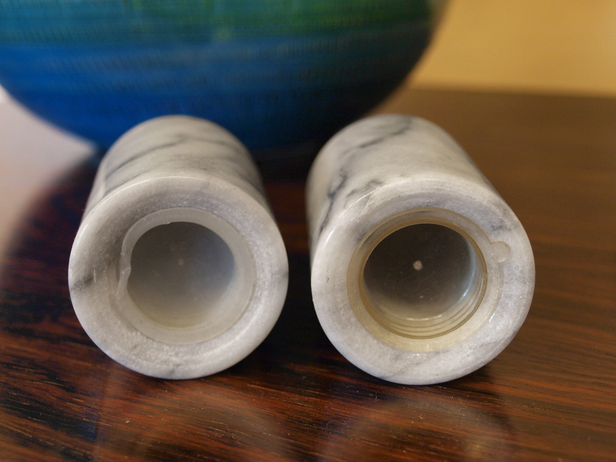 Set of table accessories in Carrara marble