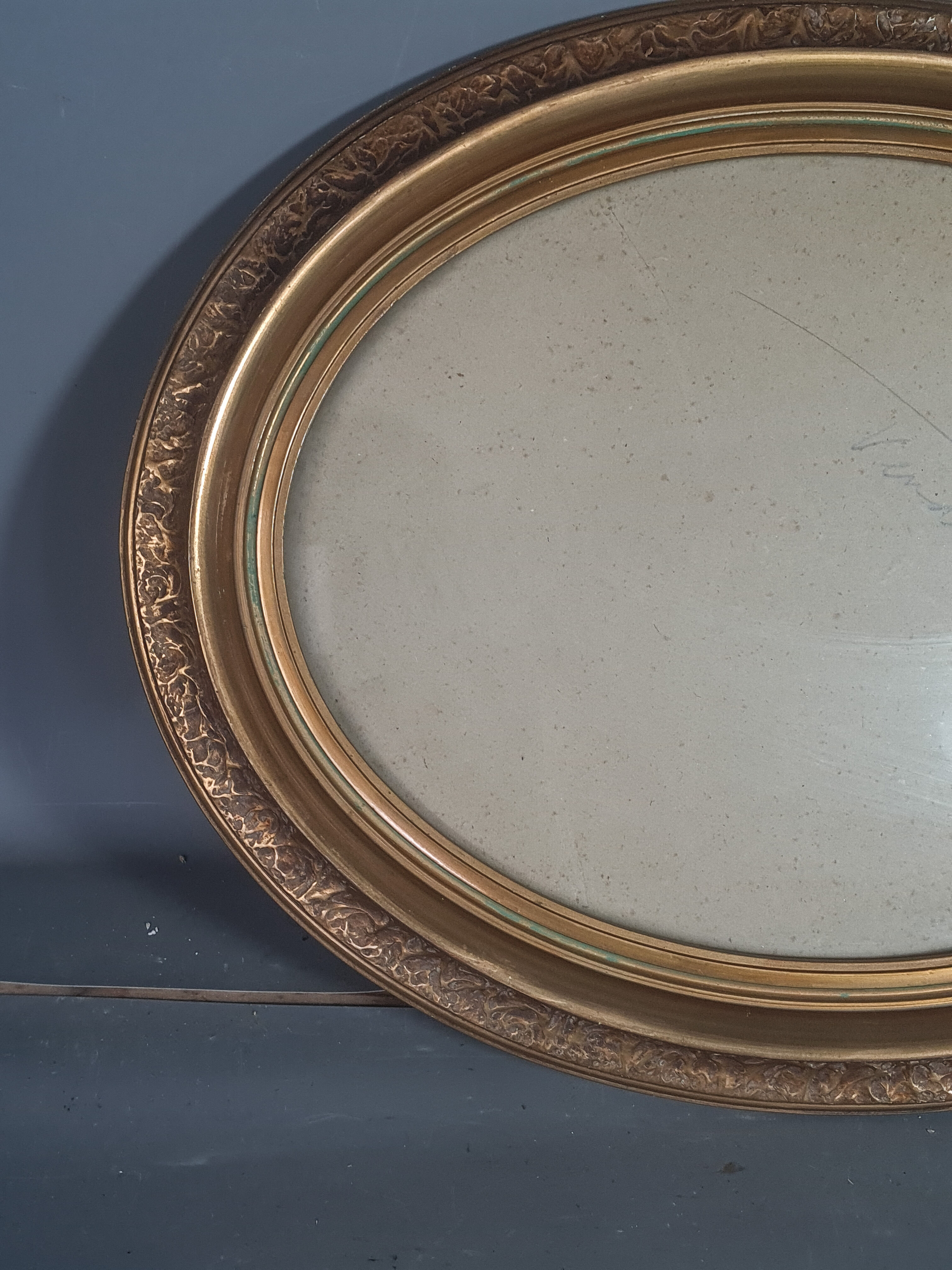 Ancien cadre oval bois stuc dor
