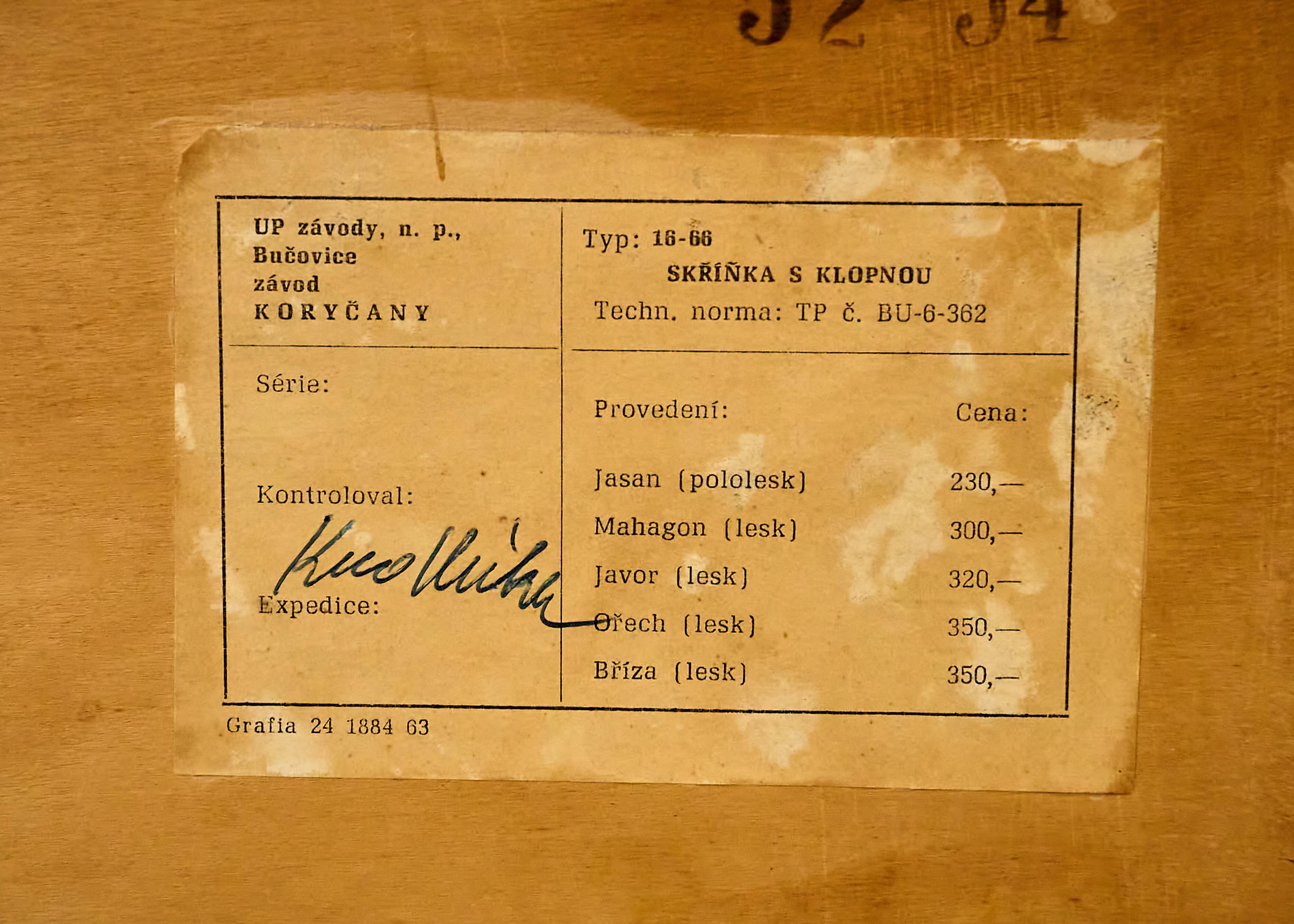 Vitrine du milieu du siècle des années 1960, Tchécoslovaquie