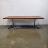 Table basse allongée en teck avec piètement en métal