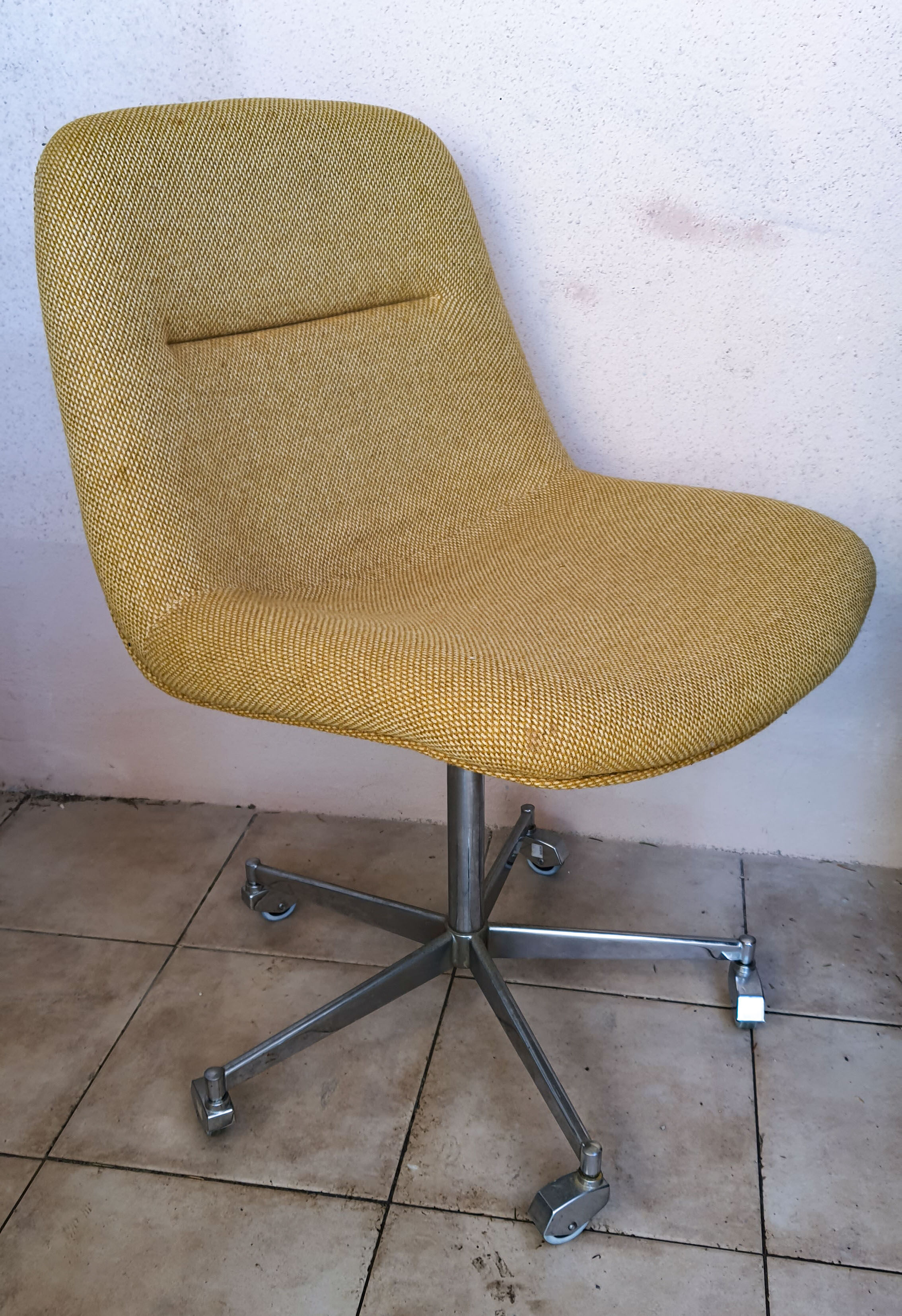 Vintage swivel office chair 1970