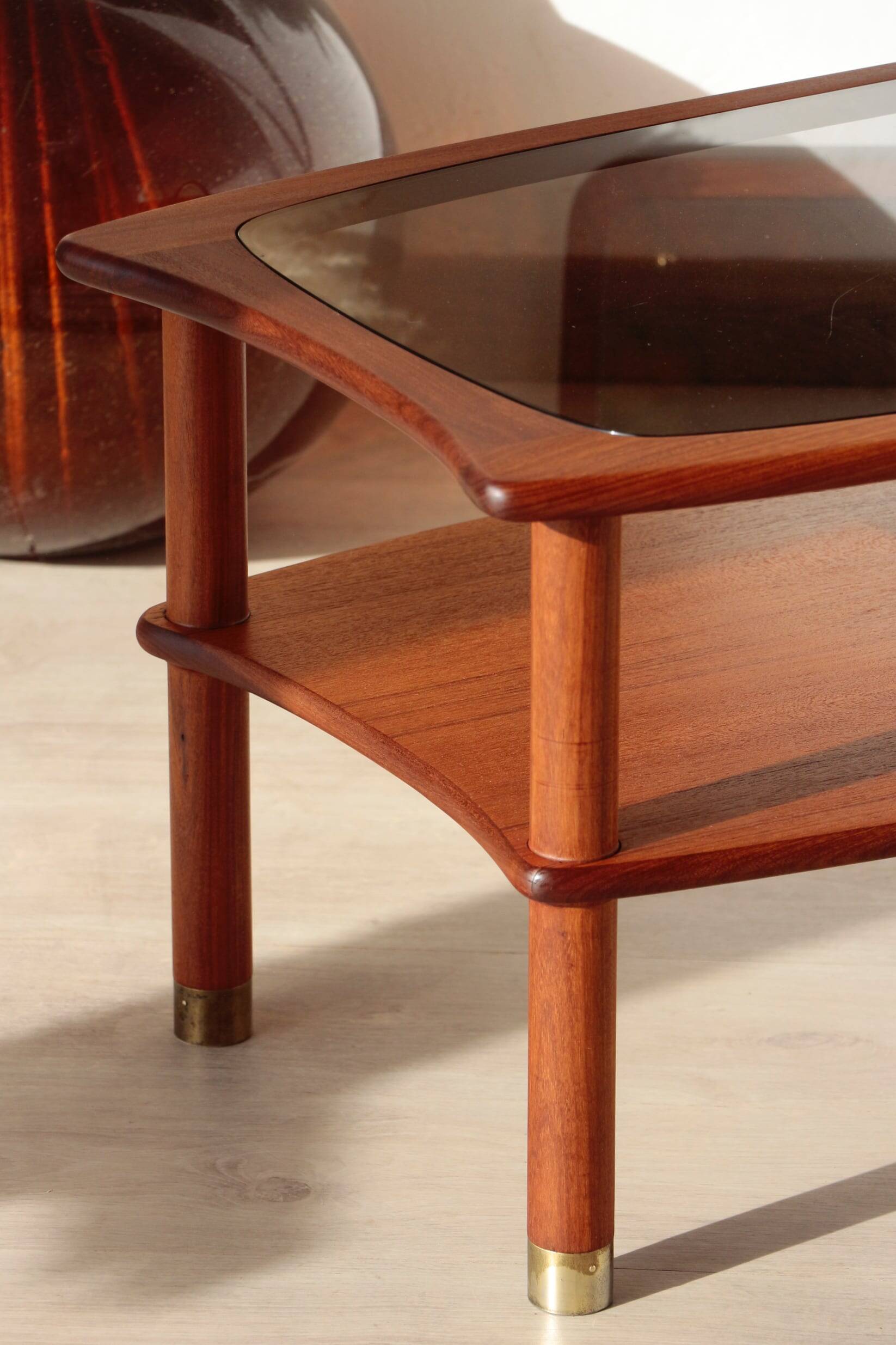 Table basse vintage G Plan - E Gomme -  en teck et verre fumé