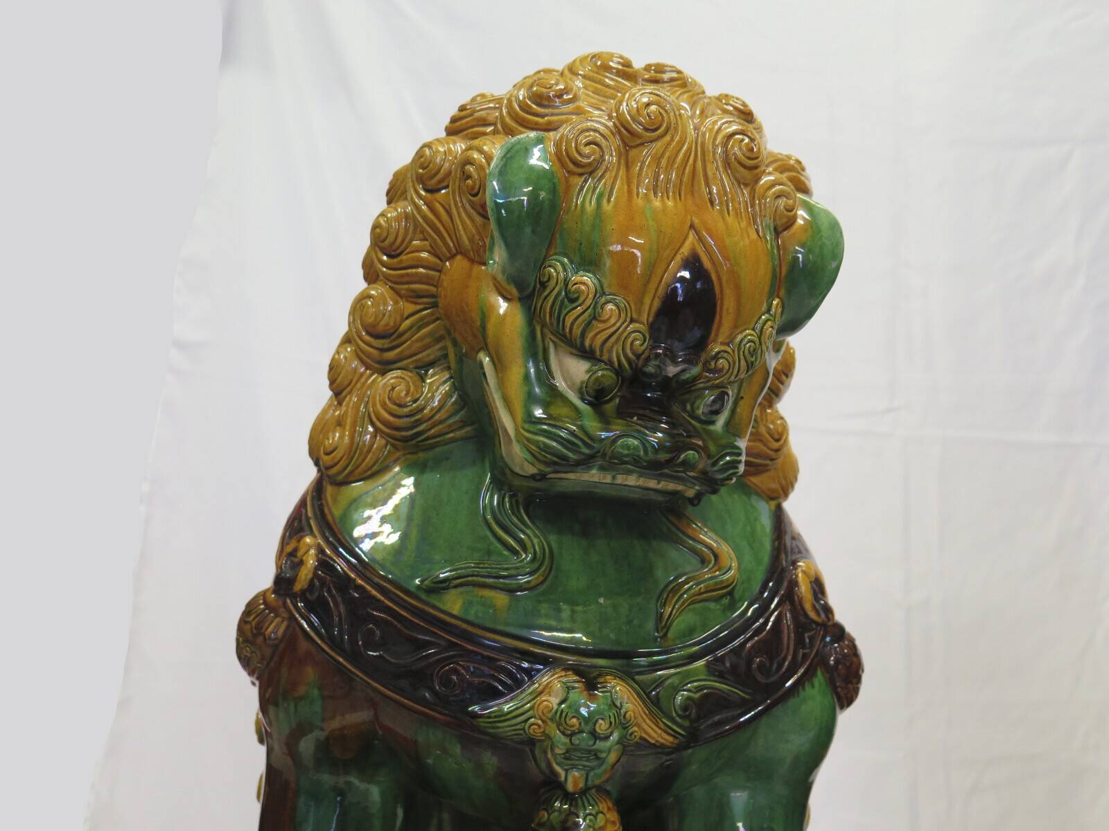 Pair of Chinese guardian lions foo dogs shishi imperial guardians ceramic