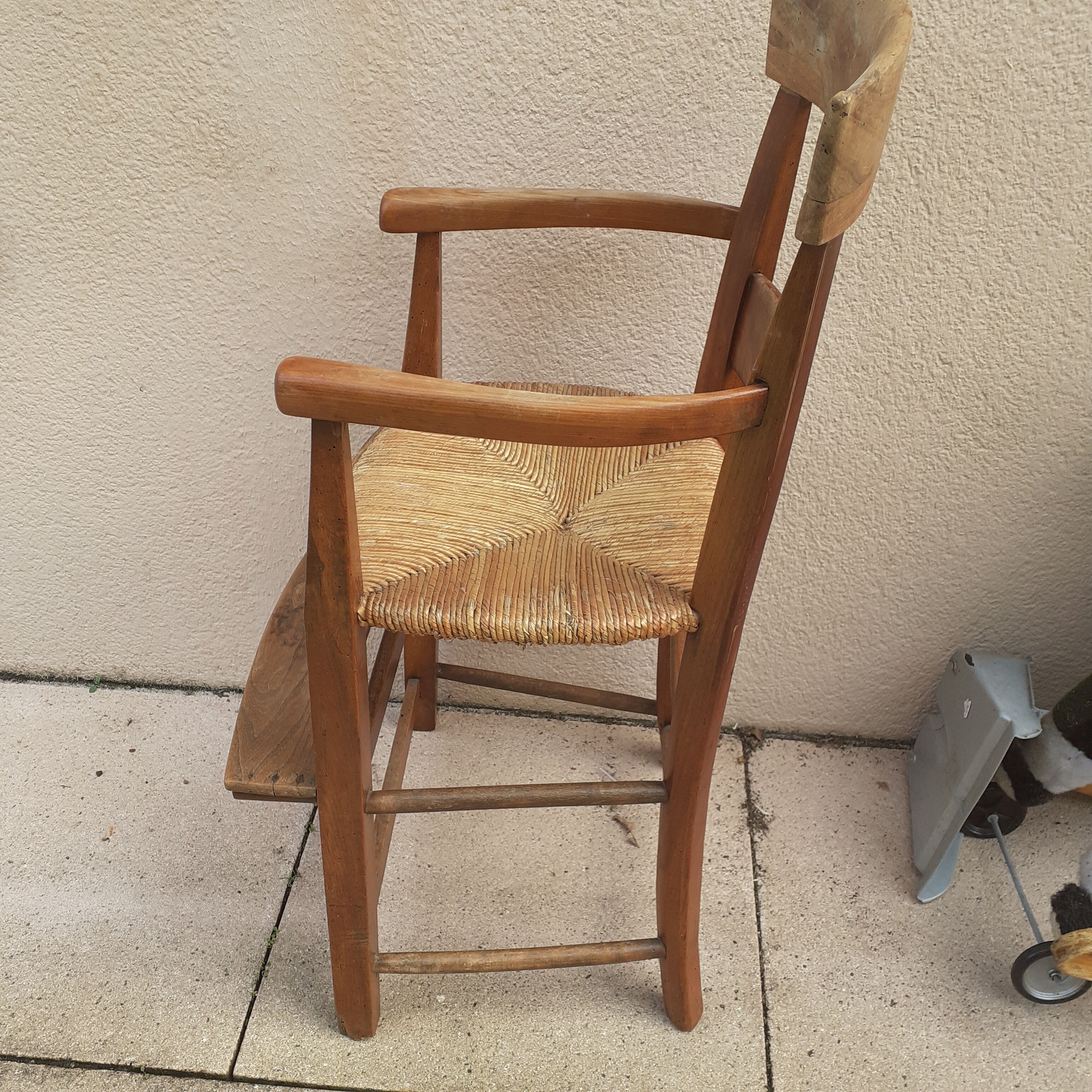 Fauteuil haut ancien d' enfant. En merisier et paillèe.