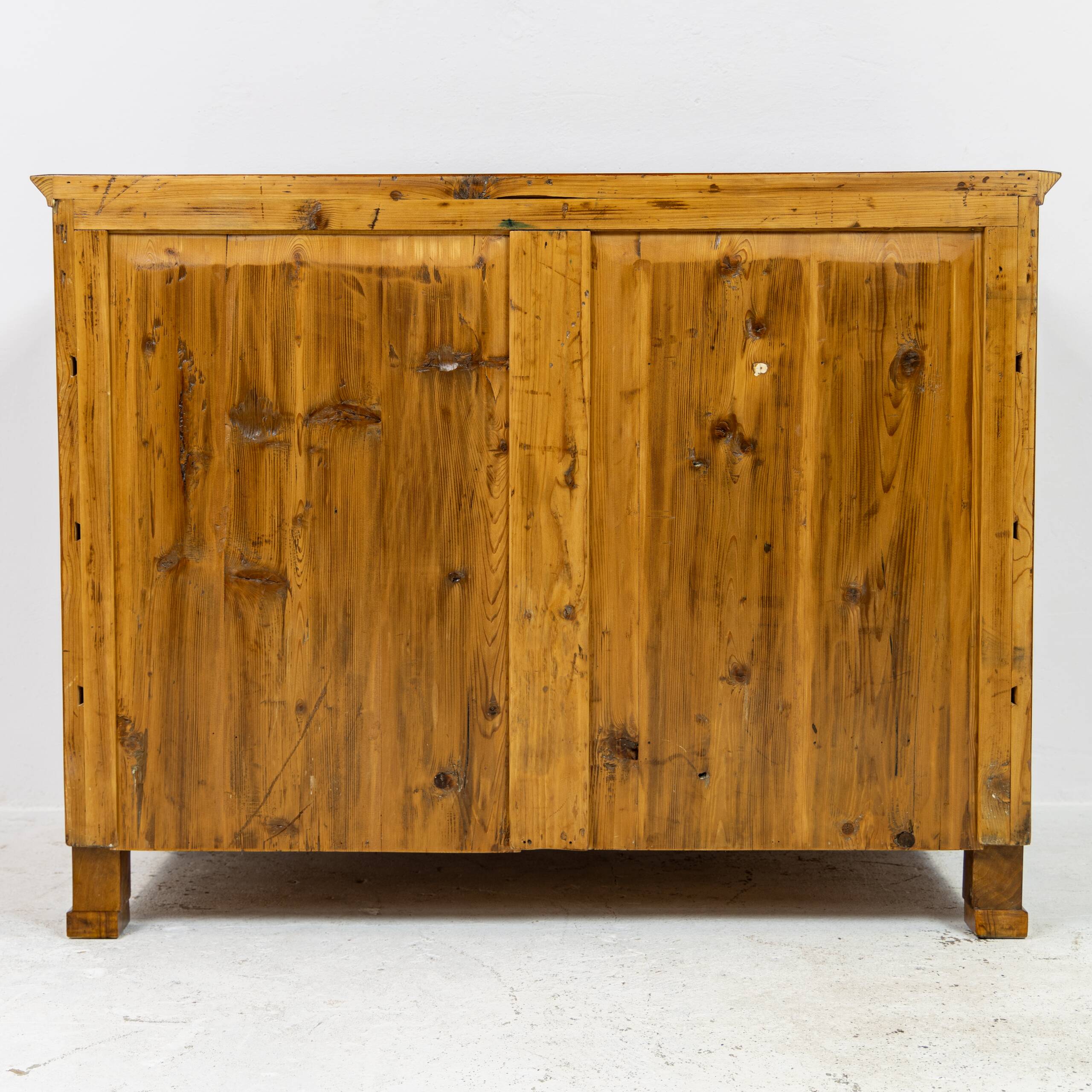 Grande commode Biedermeier en placage de noyer 1820-1840