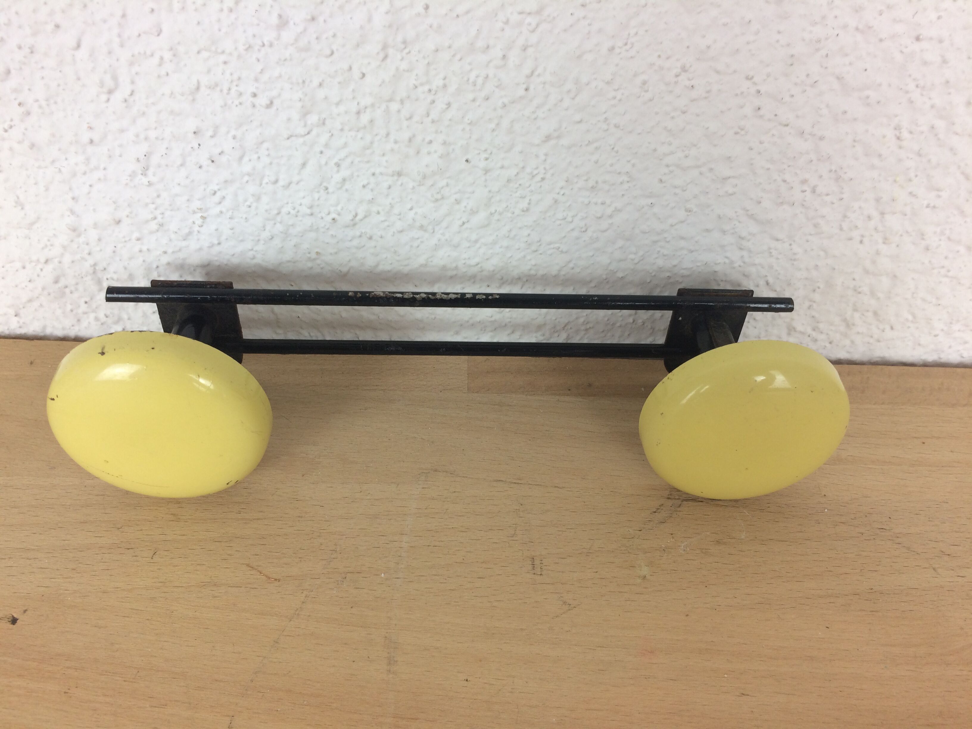 Double wall hook vintage yellow balls