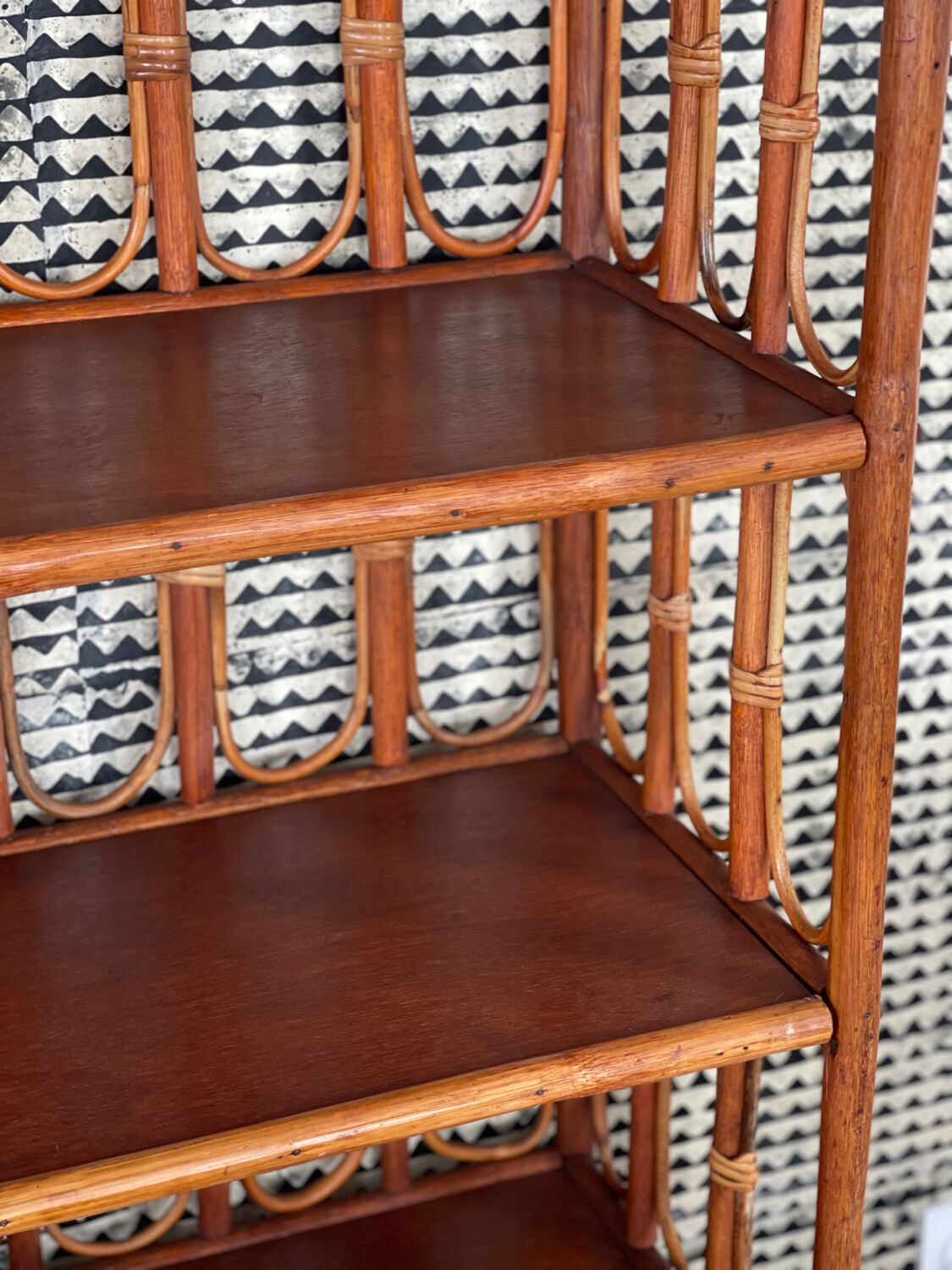 Bibliothèque bois et rotin