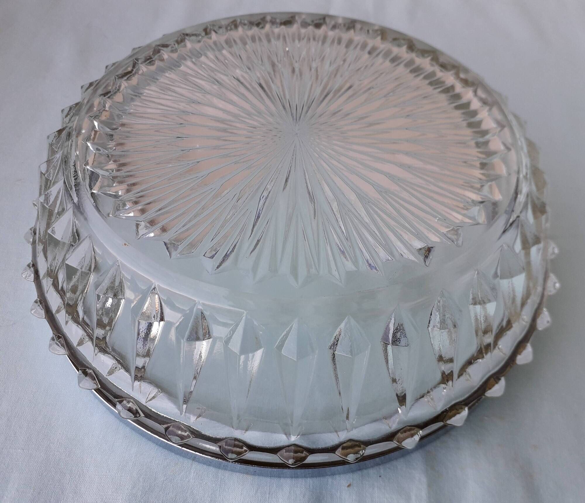 Bowl or glass dish with a metal rim