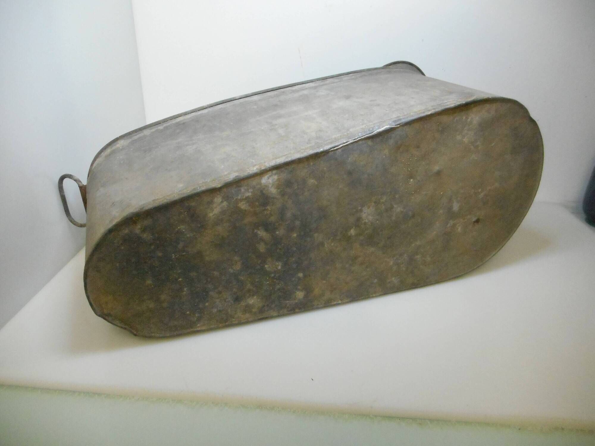 Zinc bathtub