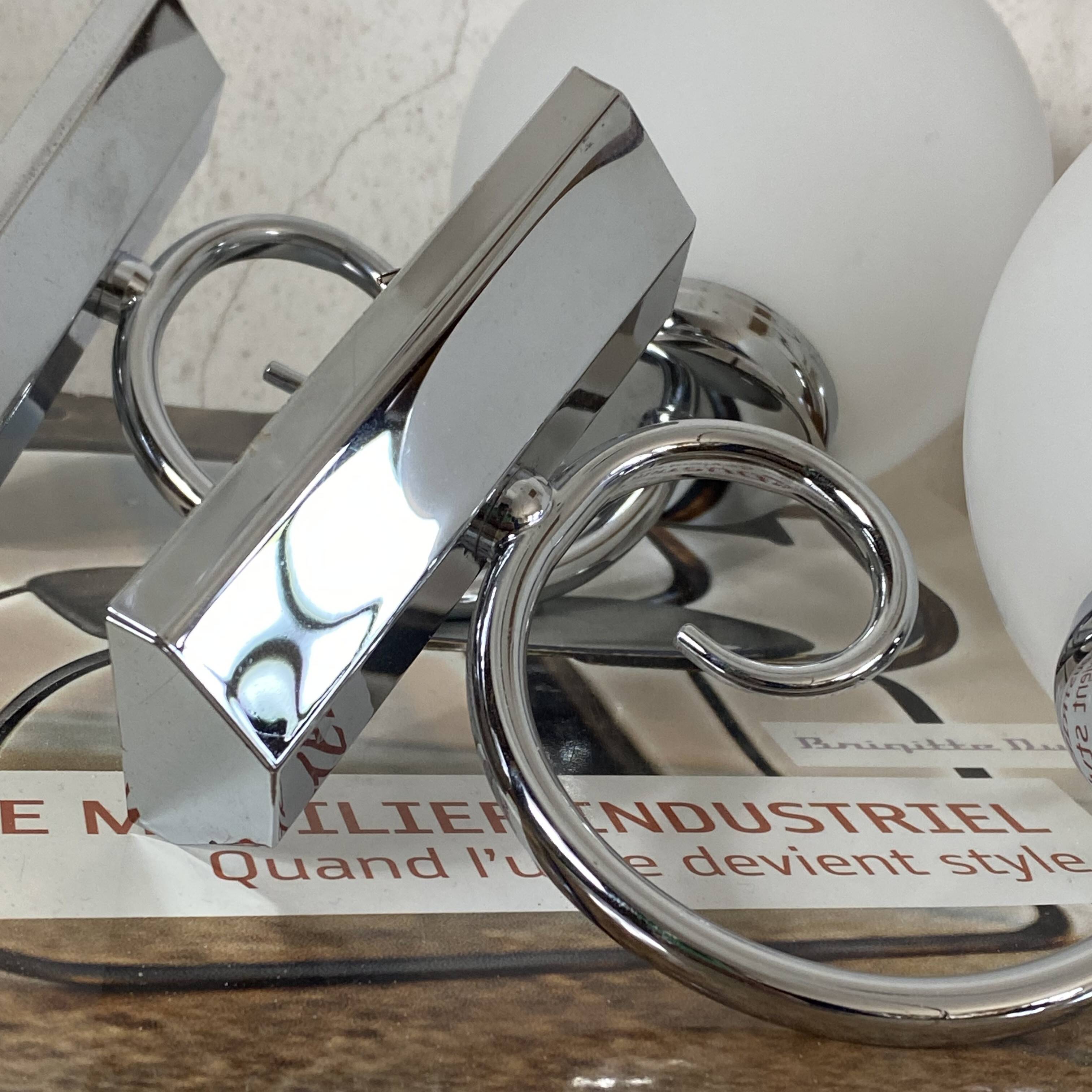 Paire d'appliques murales en inox et globe en verre blanc