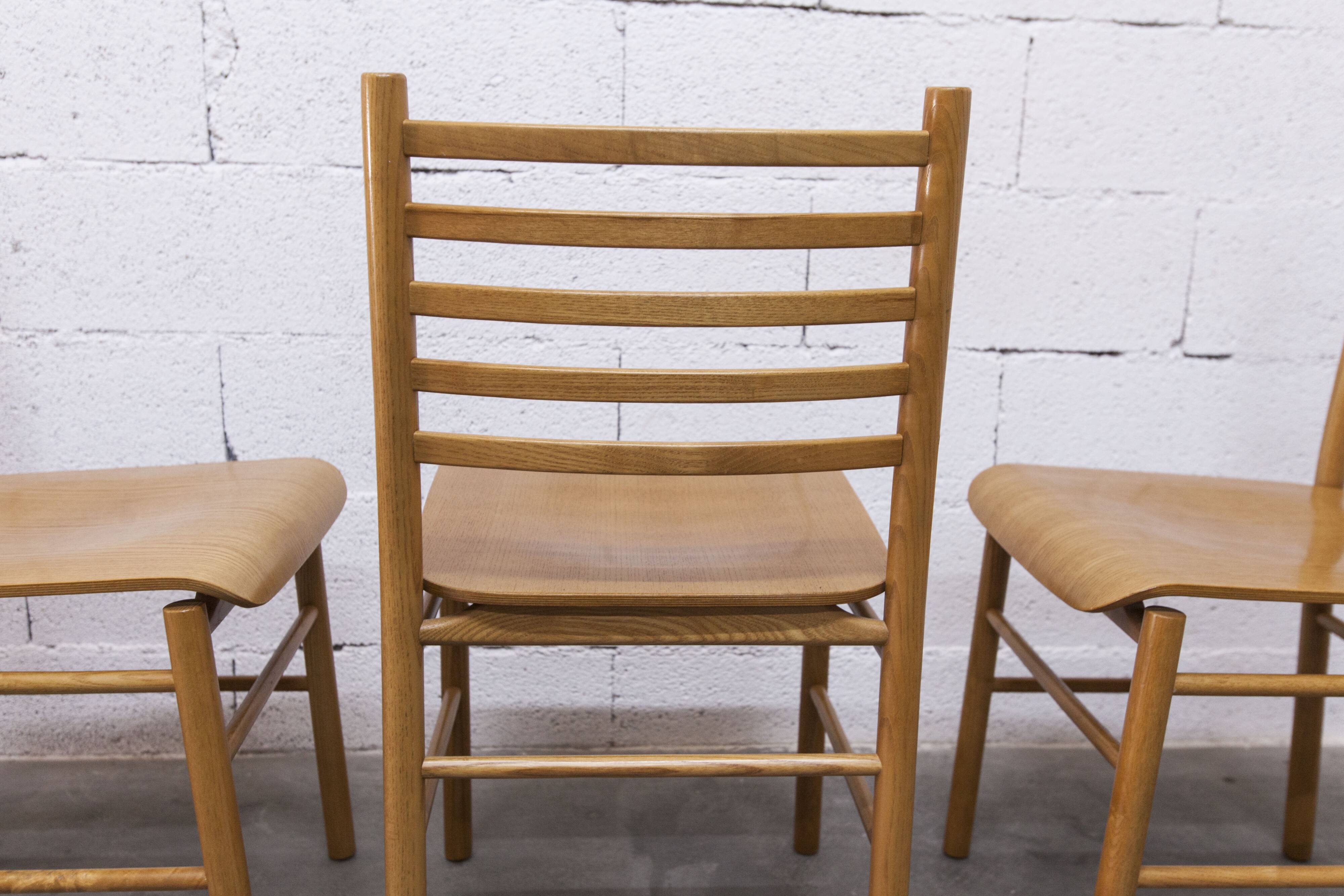 Danish ensemble transformable table 114 cm / 154 + 4 modernist chairs from the 1970s.