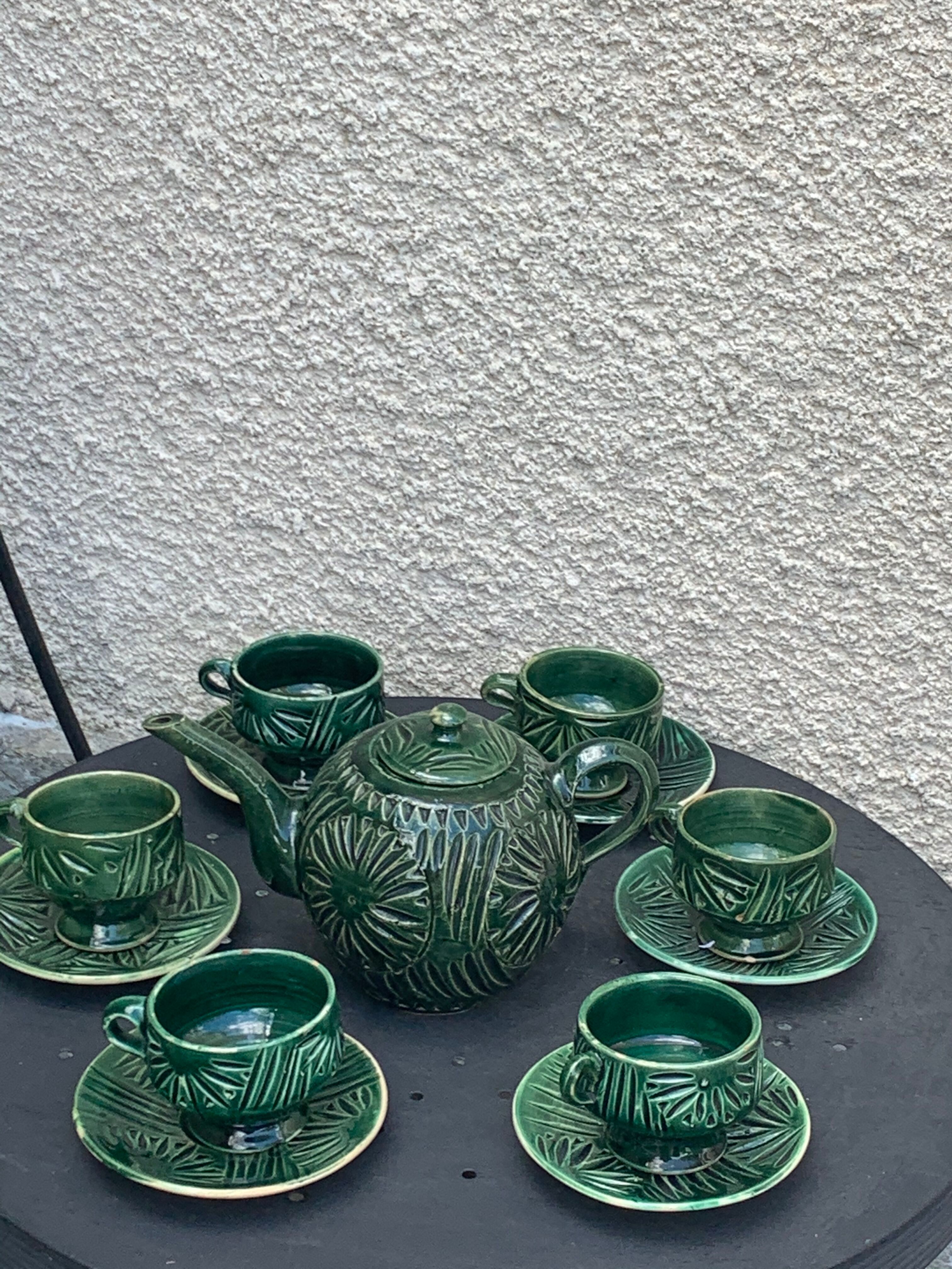 Service to the ceramic enamelled chiseled green and vintage