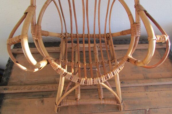 Chaise enfant en rotin, forme coquille