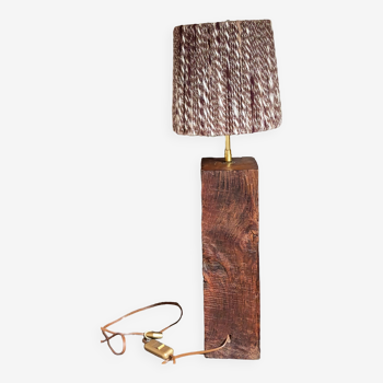 Lampe brutaliste Art-populaire en bois massif, abat-jour en laine