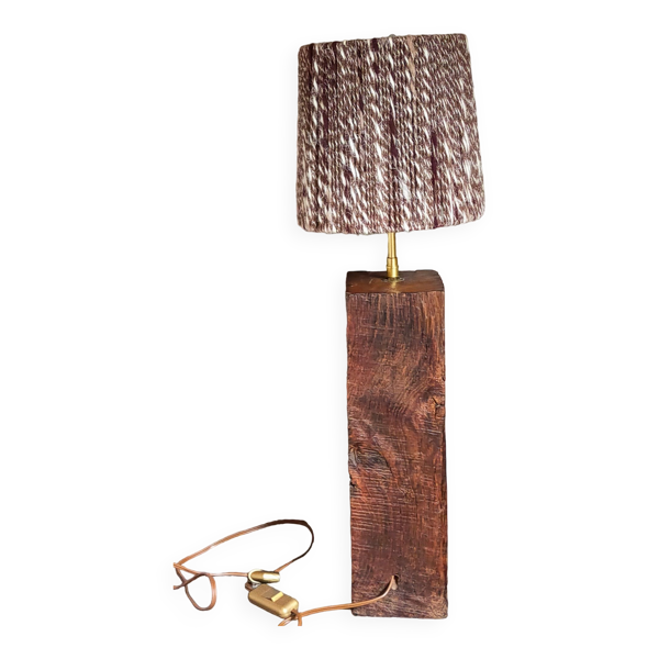 Lampe brutaliste Art-populaire en bois massif, abat-jour en laine