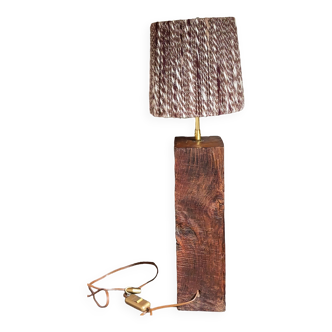 Lampe brutaliste Art-populaire en bois massif, abat-jour en laine