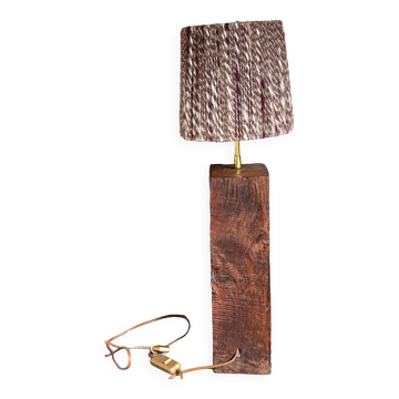 Lampe brutaliste Art-populaire en bois massif, abat-jour en laine