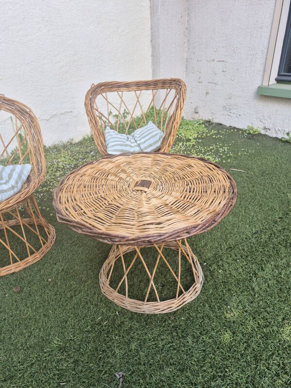 Ensemble table basse et deux fauteuils en osier