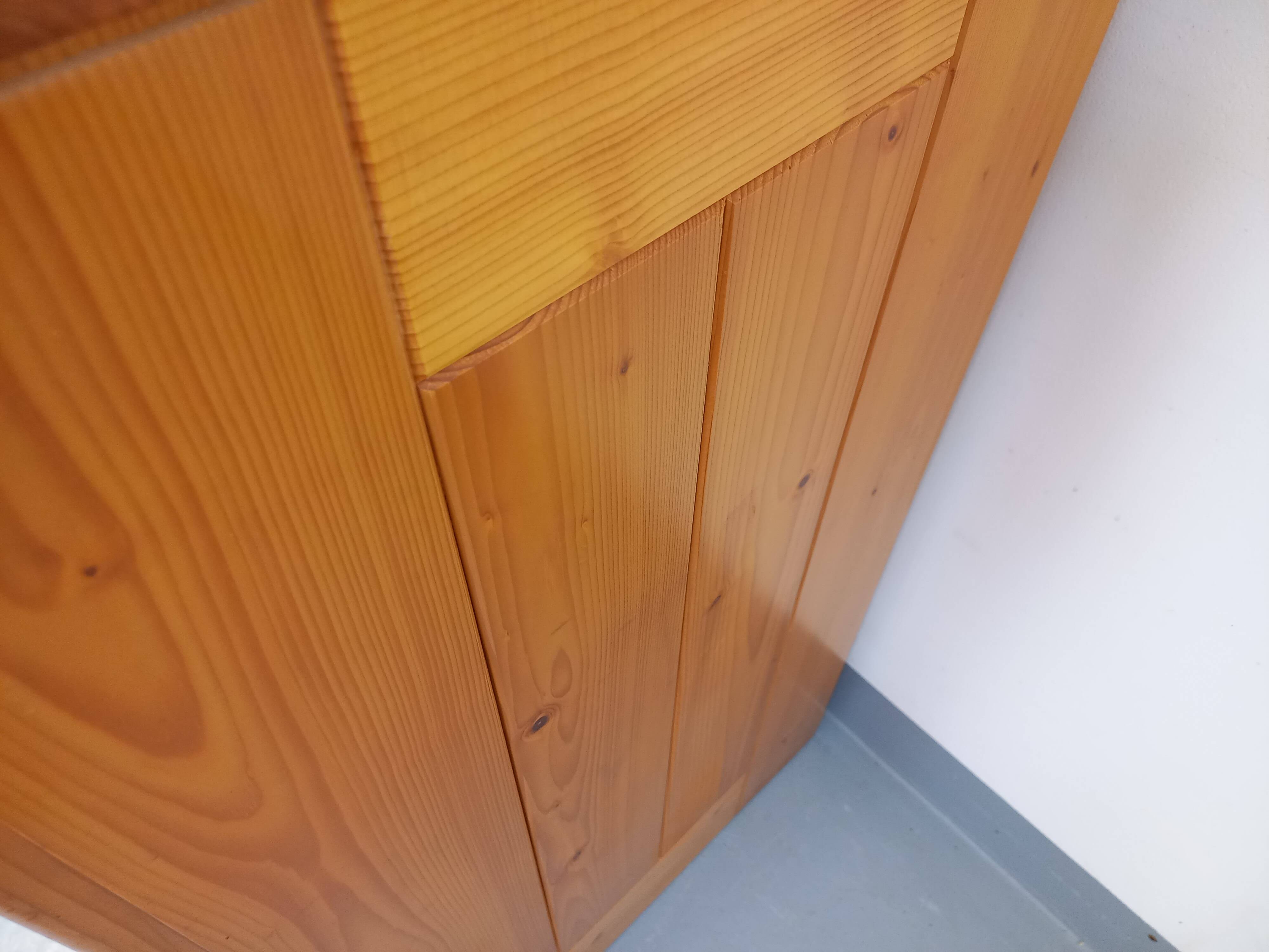 Meuble de rangement sélectionné par Charlotte Perriand Les Arcs vintage en pin des années 60 70