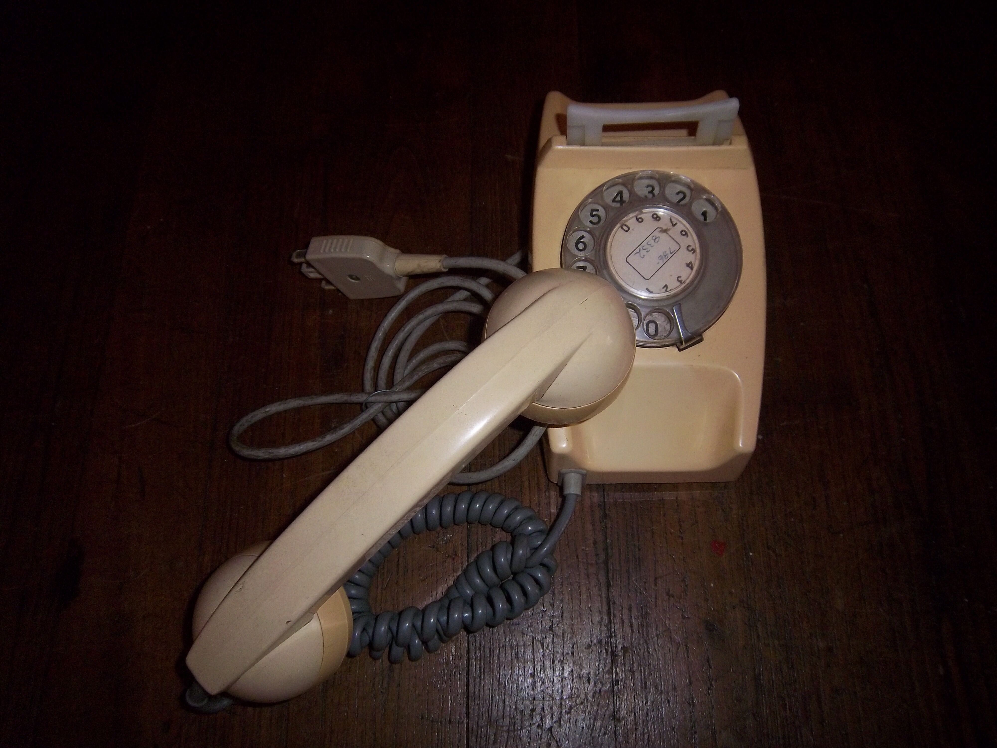 White English 1960/65 bakelite telephone