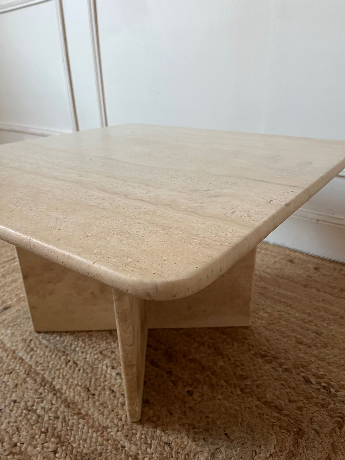 Square coffee table in travertine.