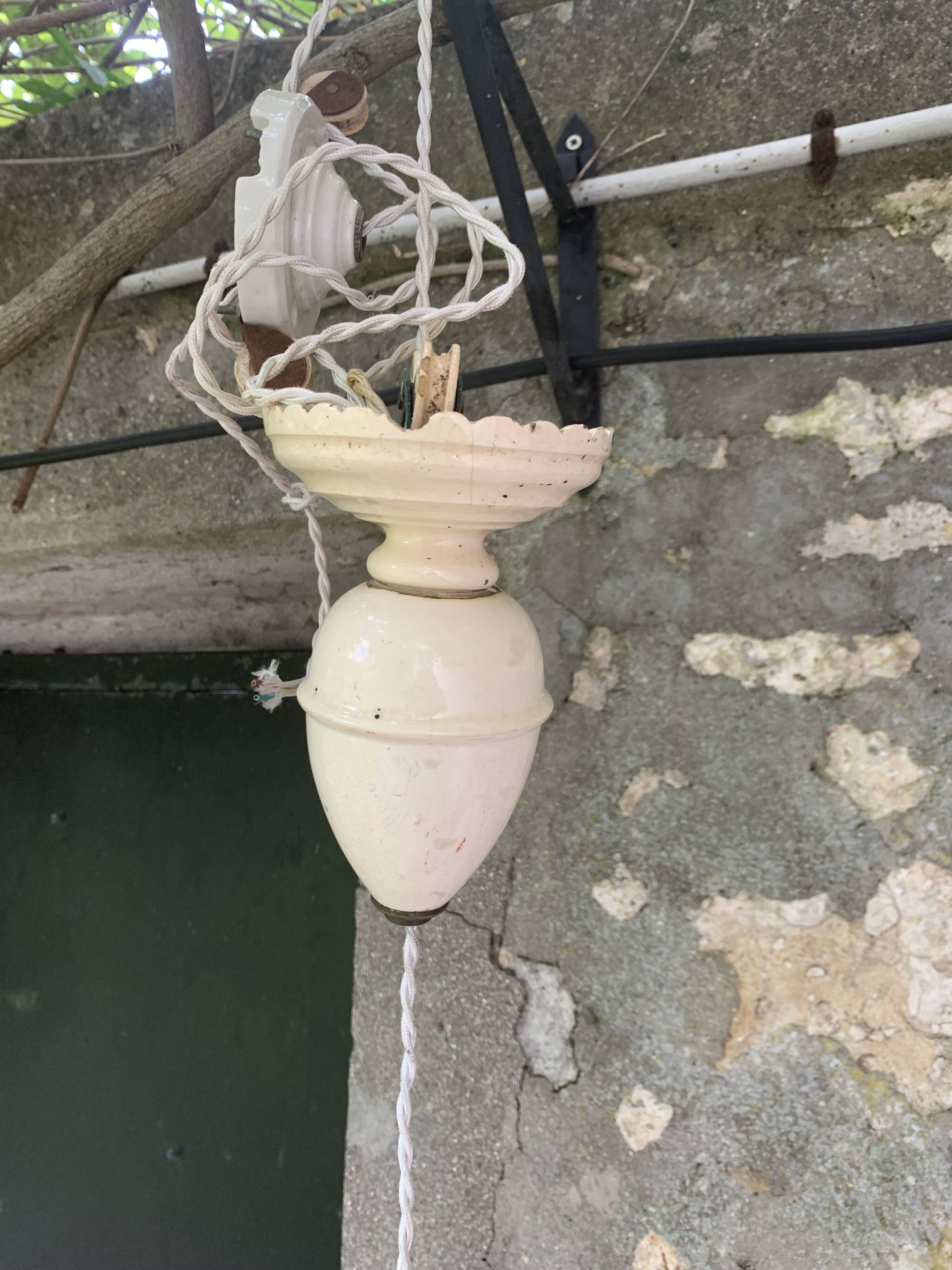 Lustre, suspension en opaline rose et intérieur blanc, complète ancienne