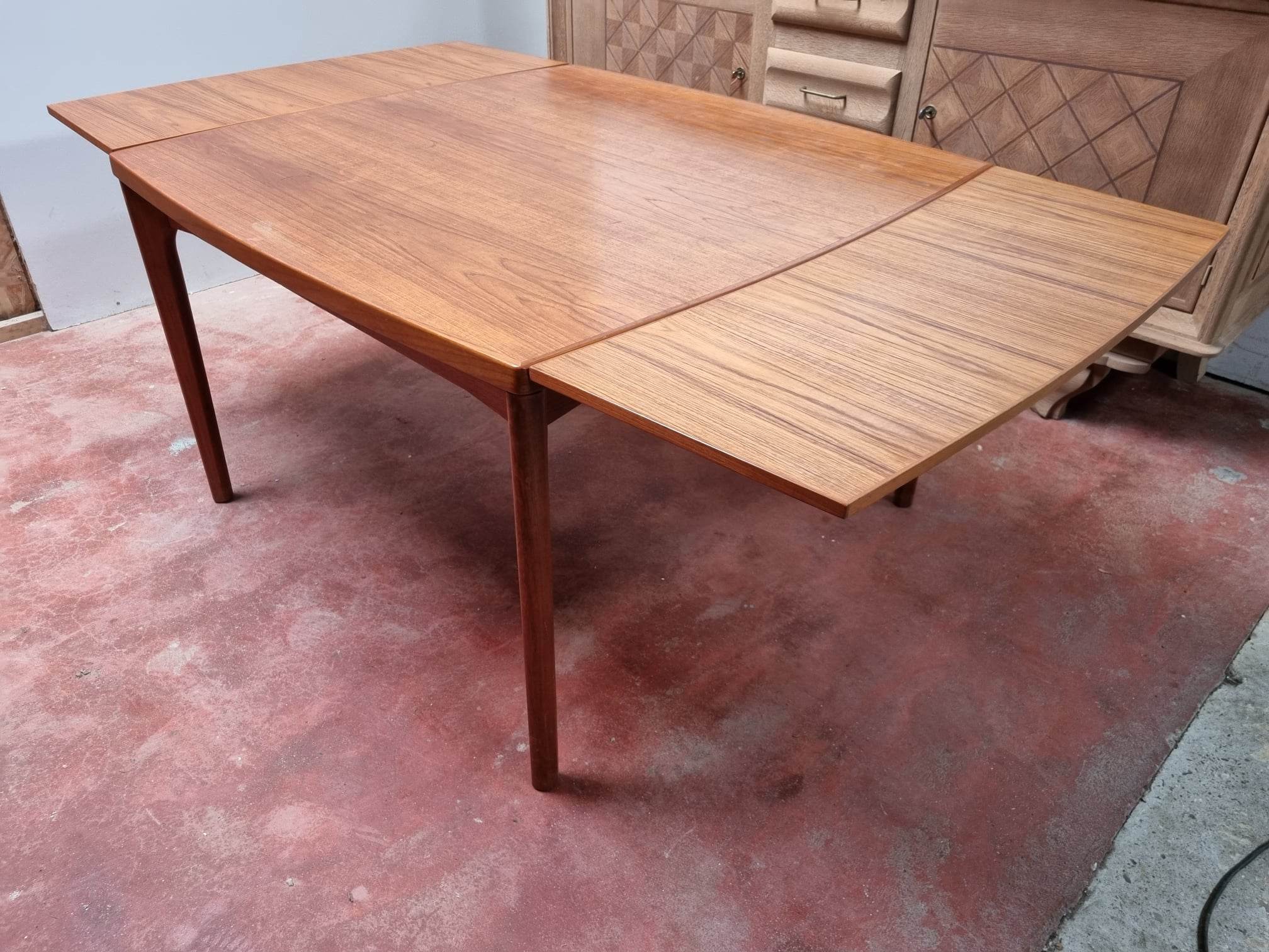 Scandinavian square extension table