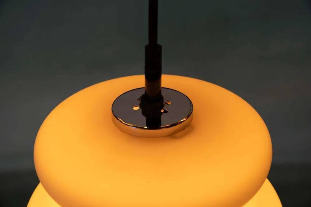 Suspension en verre opalin d'époque spatiale, pendentif en forme organique