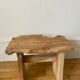 Tabouret bas en bois brut