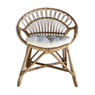 Fauteuil en rotin dossier circulaire coussin blanc