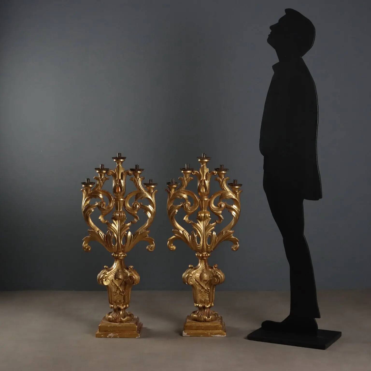 Paire de candélabres anciens en bois sculpté et doré, 5 lumières, XVIIIe siècle