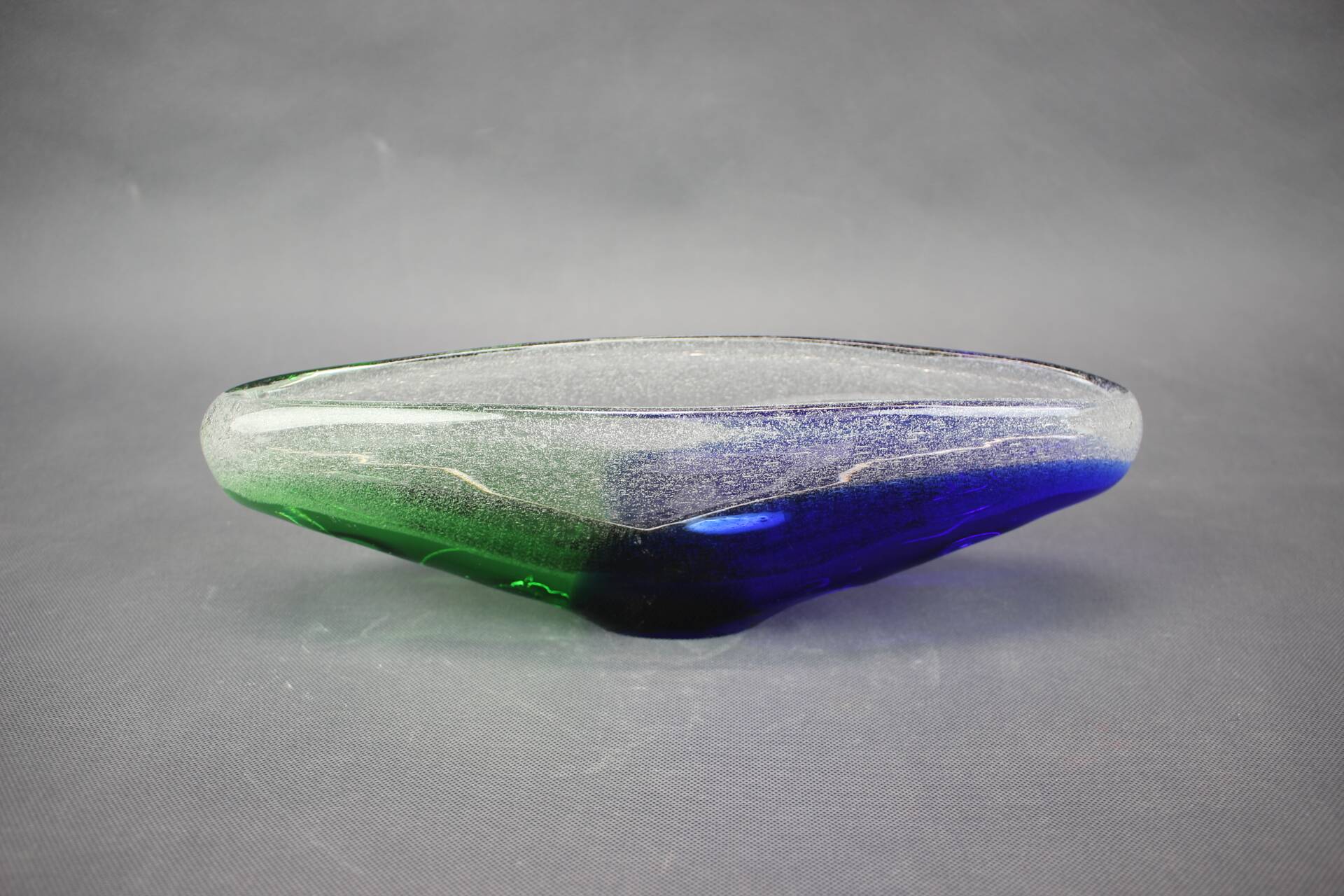 Bol en verre d'art Czechoslovakien Novy Bor bleu et vert, années 1960