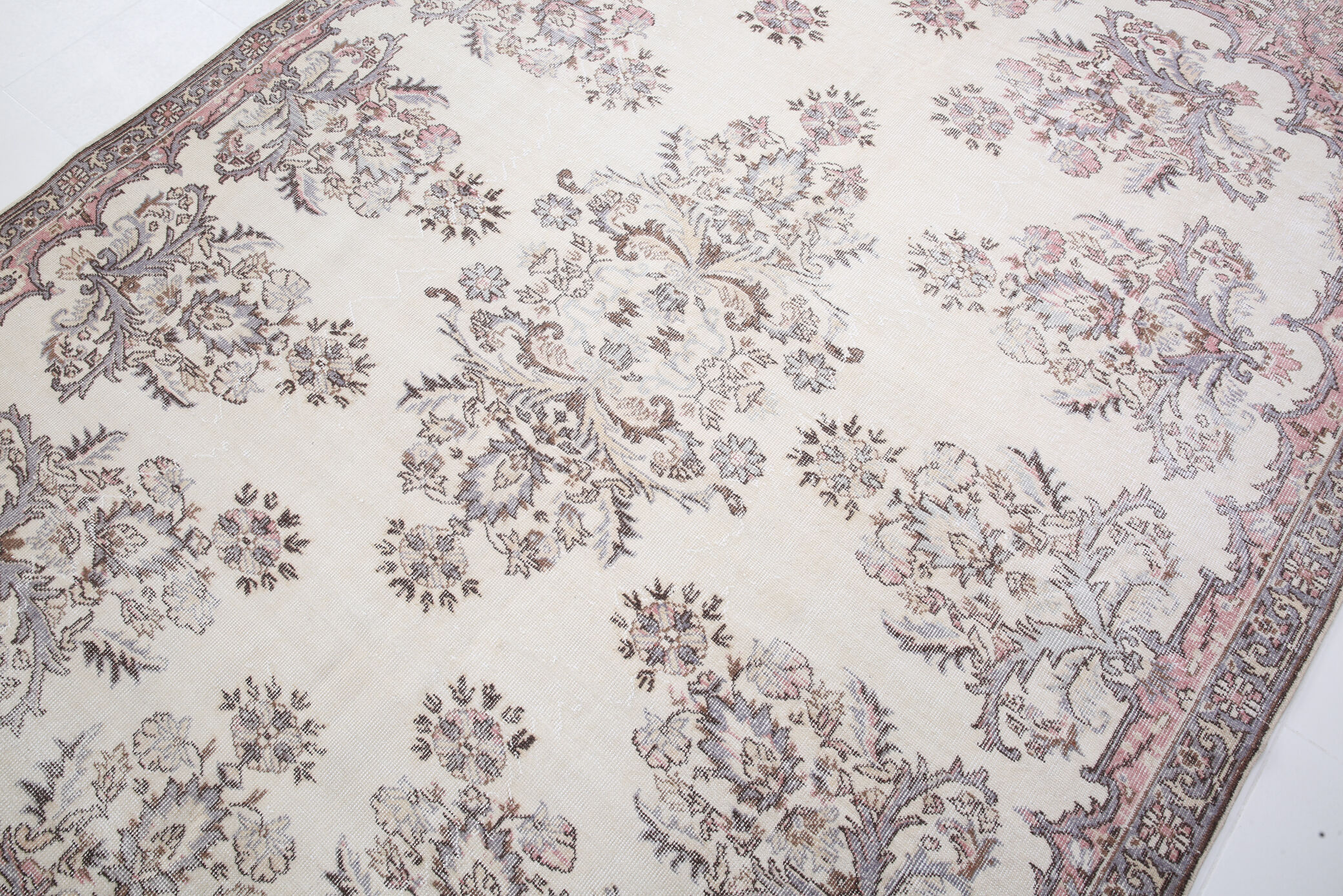 Farmhouse floral vintage carpet rug