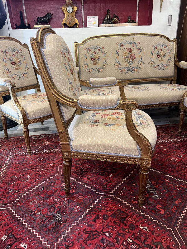 Salon de style Louis XVI bois doré et sculpté, banquette et 4 fauteuils, époque XIXe tapisserie