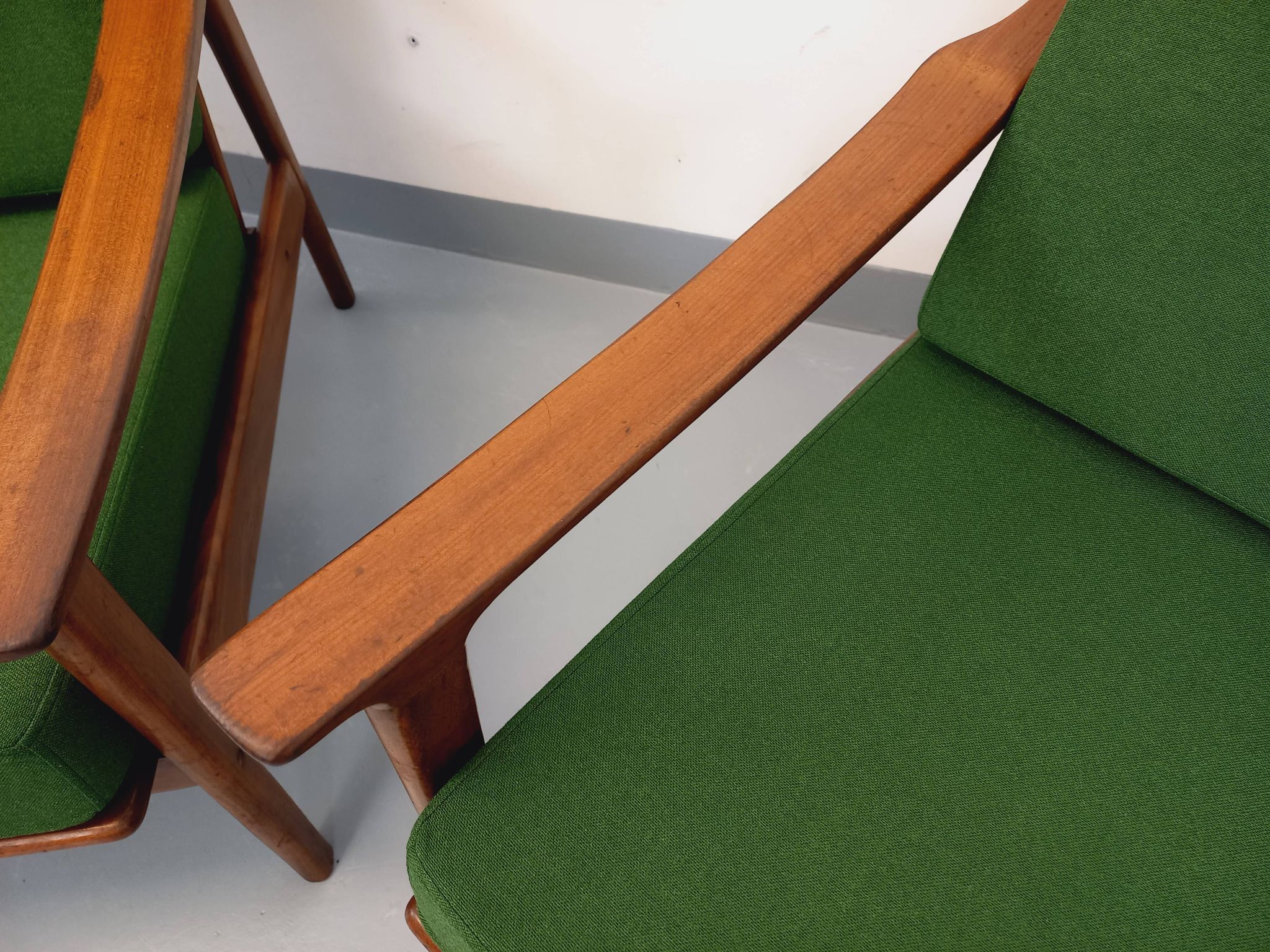 Pair of vintage Scandinavian armchairs in teak and green fabric from the 1960s.