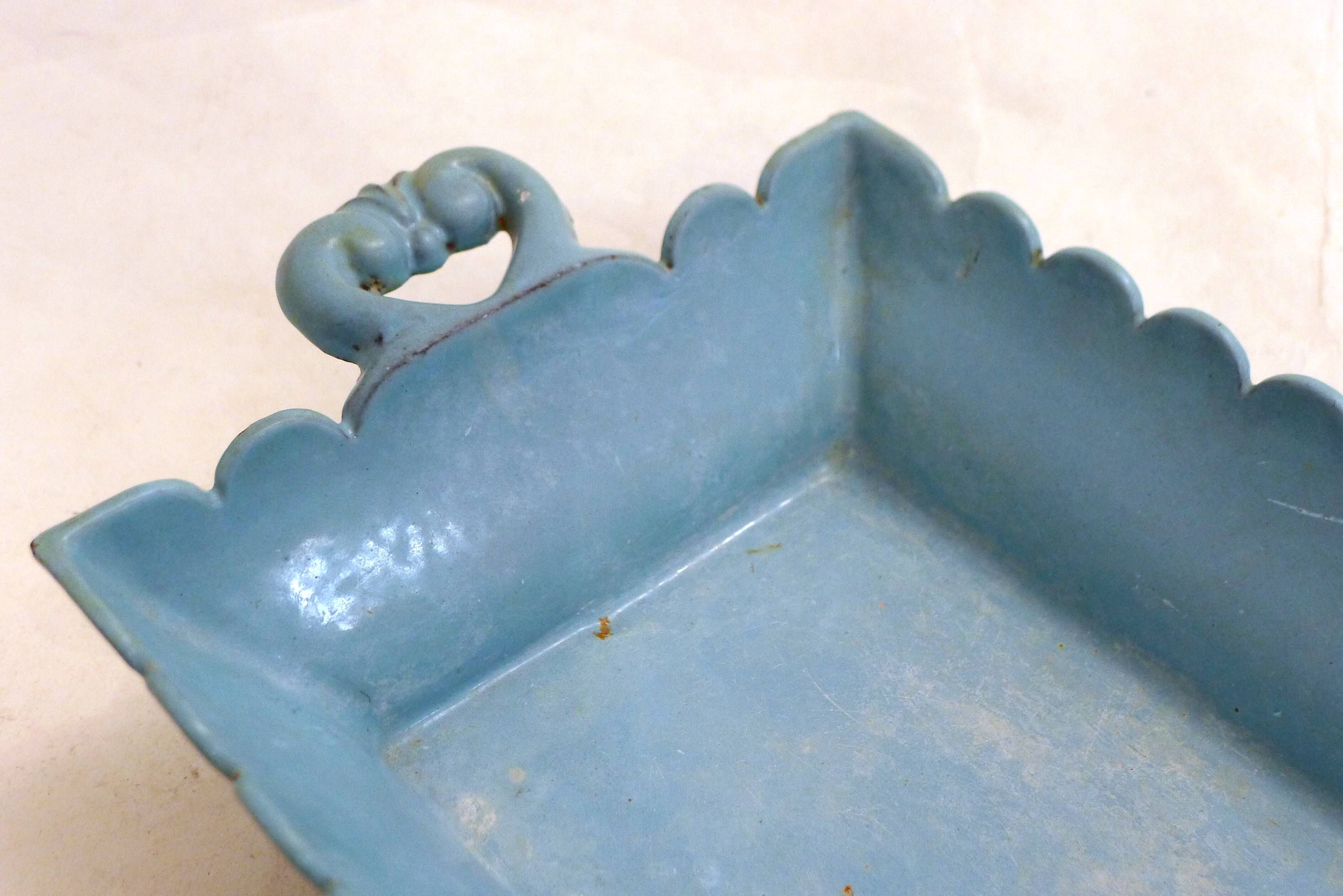 Large catch-all (former spittoon!) in enamelled cast iron from the early 20th century.