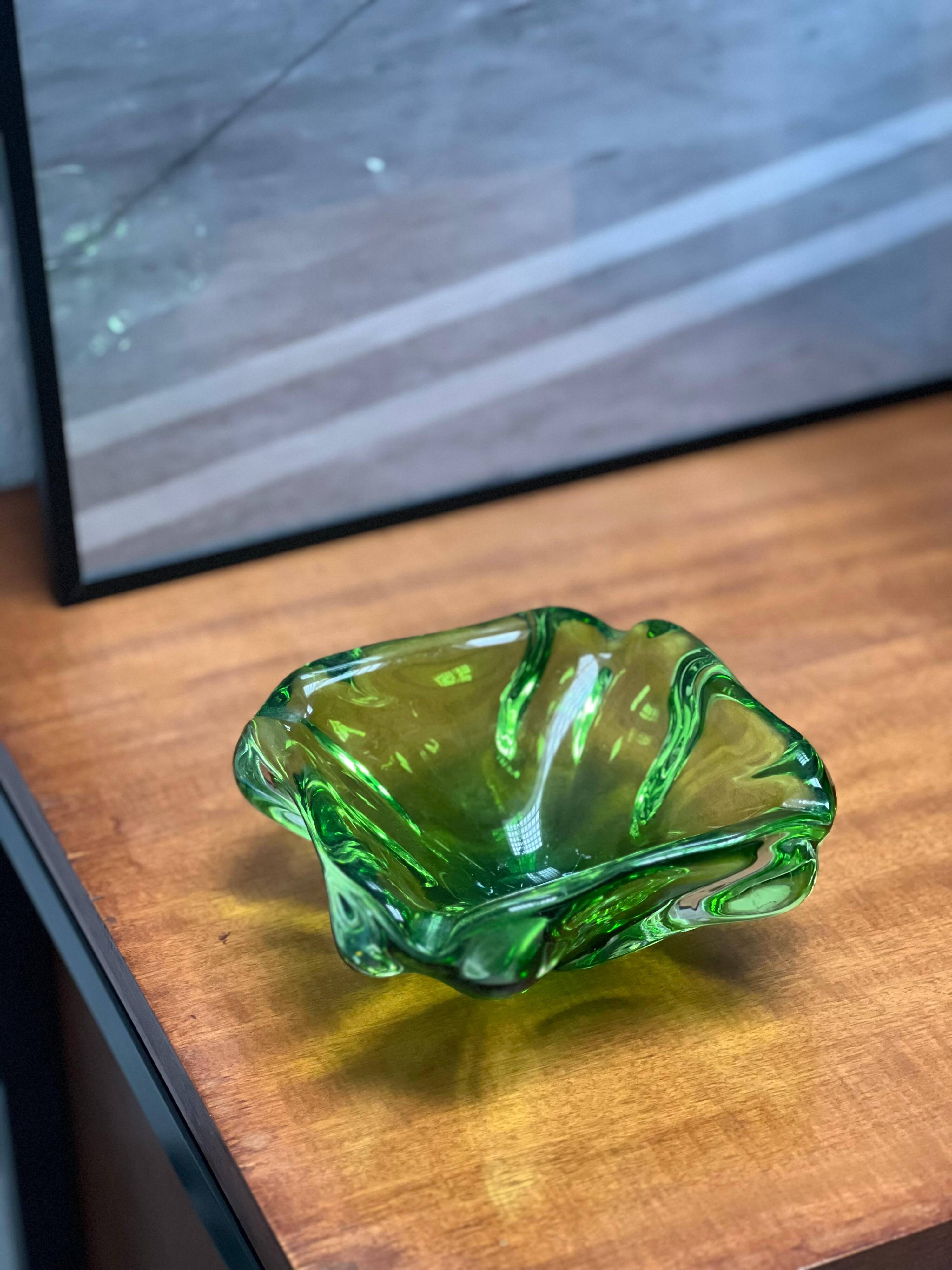 Verre de Murano vert, verre contemporain des années 1960 fabriqué à la main en Italie.