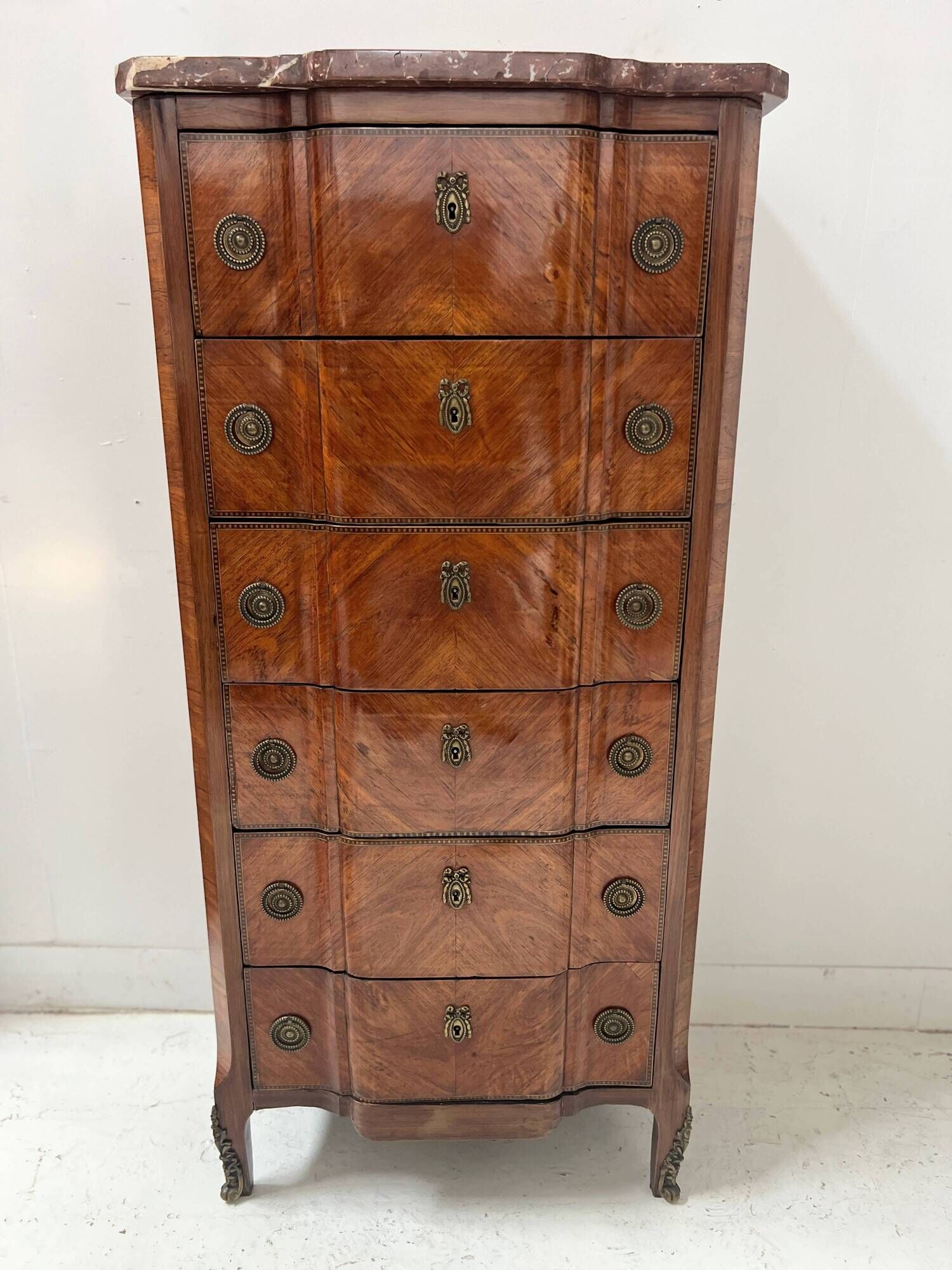 Transitional style chest of drawers in rosewood and amaranth veneer, 20th century.