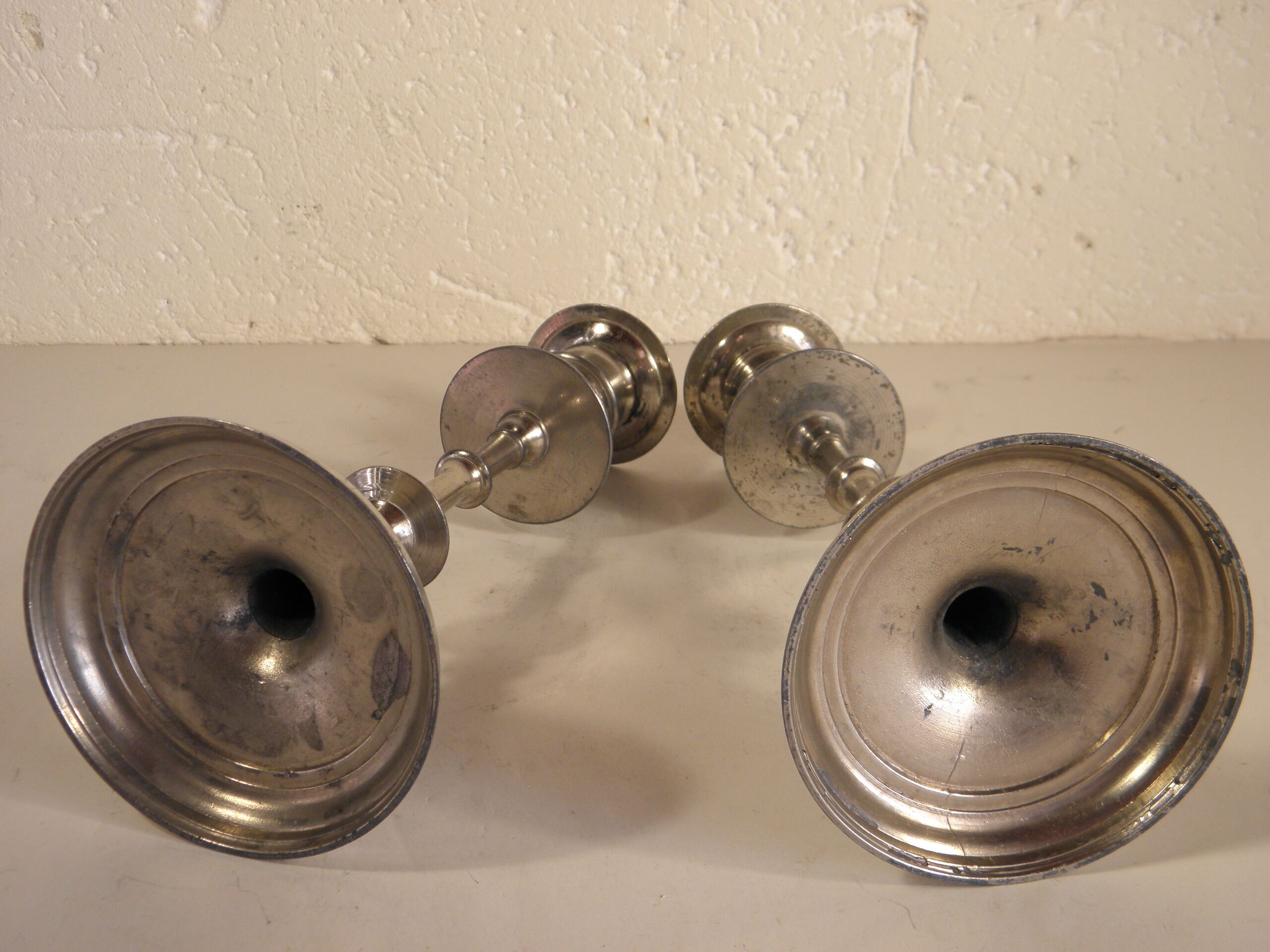 Pair of candlesticks in silver metal