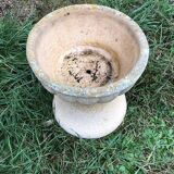 Round planter on stand