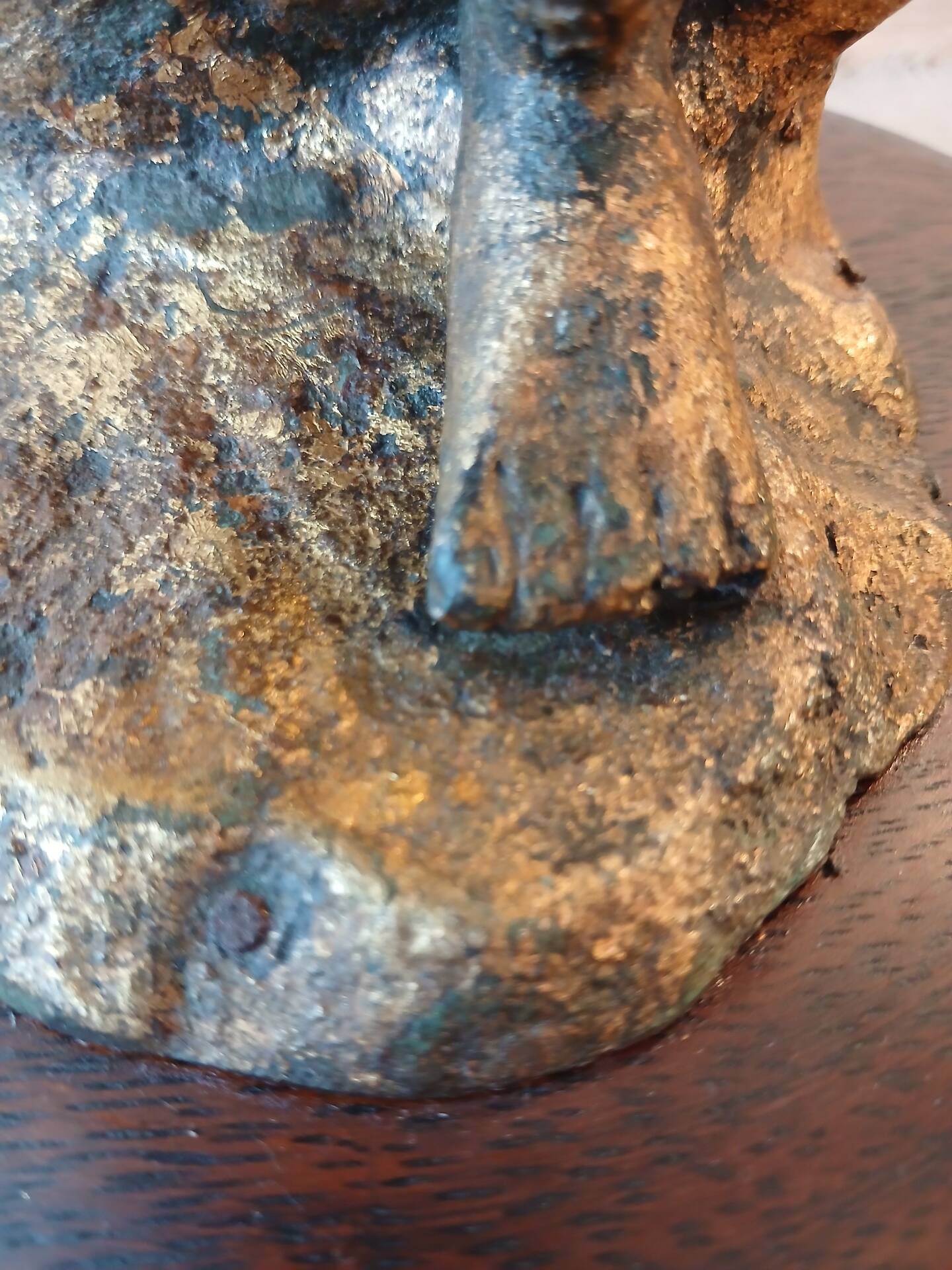 Unique and monumental Siamese bronze lamp from the 19th century, stamped.