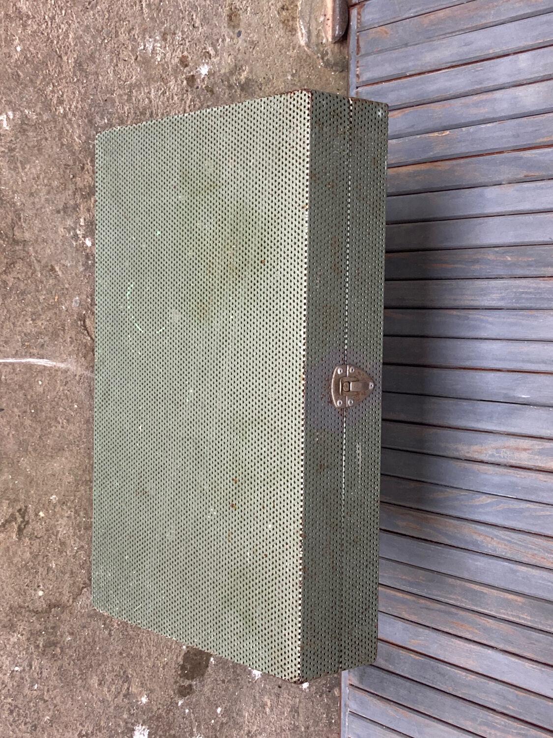 Table ou console en métal perforé